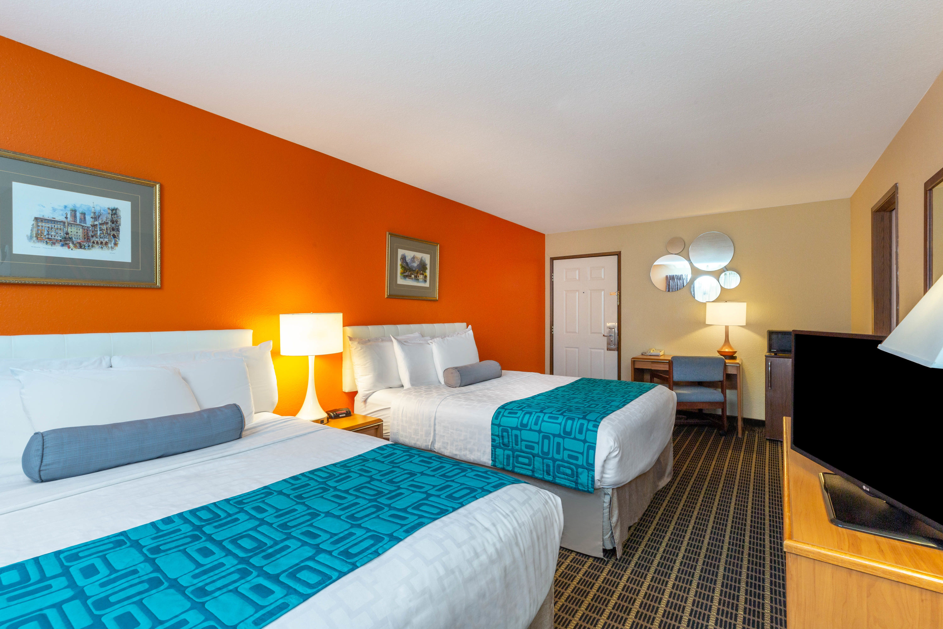 Guest room at the Howard Johnson by Wyndham Leavenworth in Leavenworth, Washington