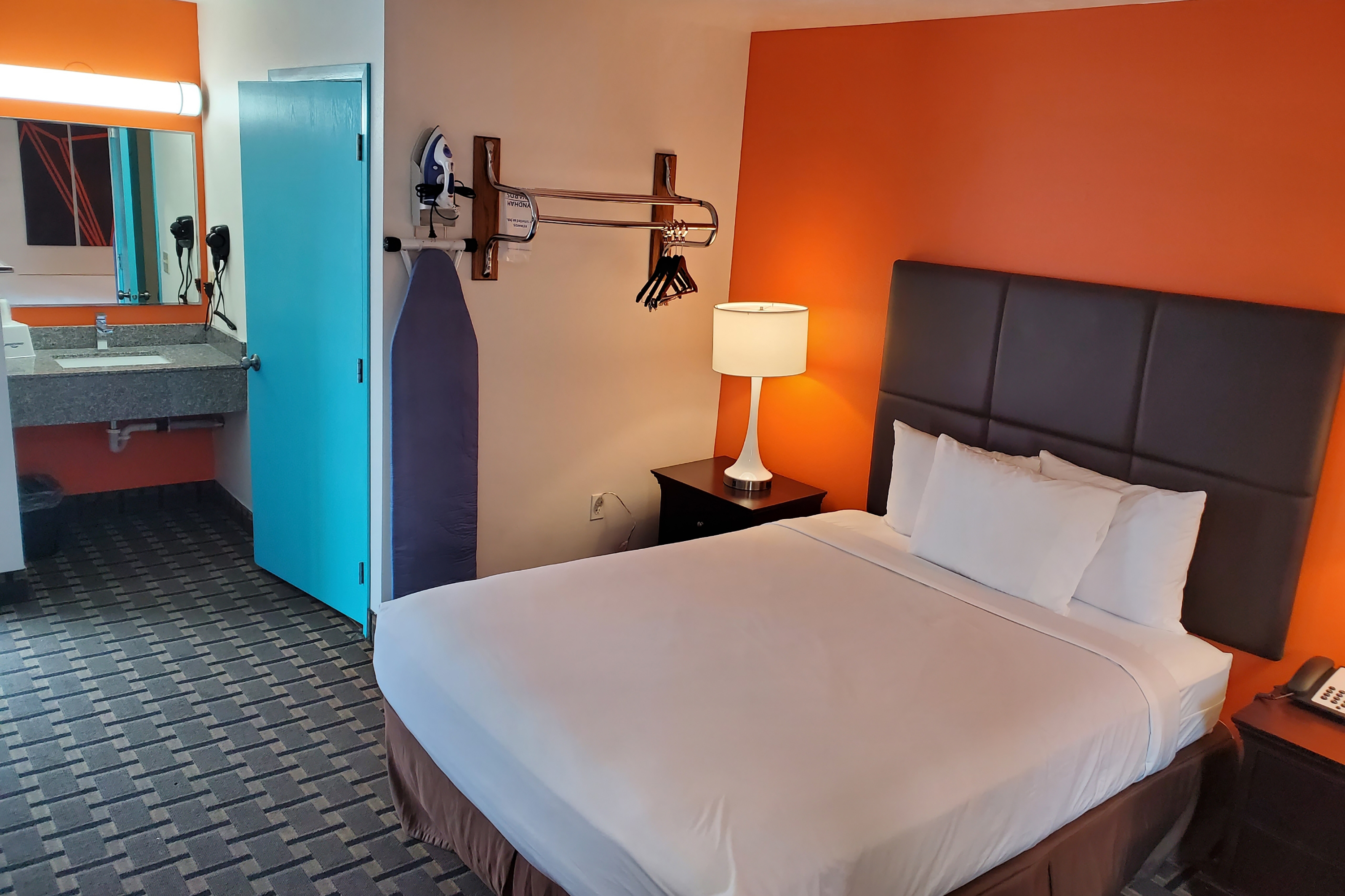 Guest room at the Howard Johnson by Wyndham Spokane in Spokane, Washington