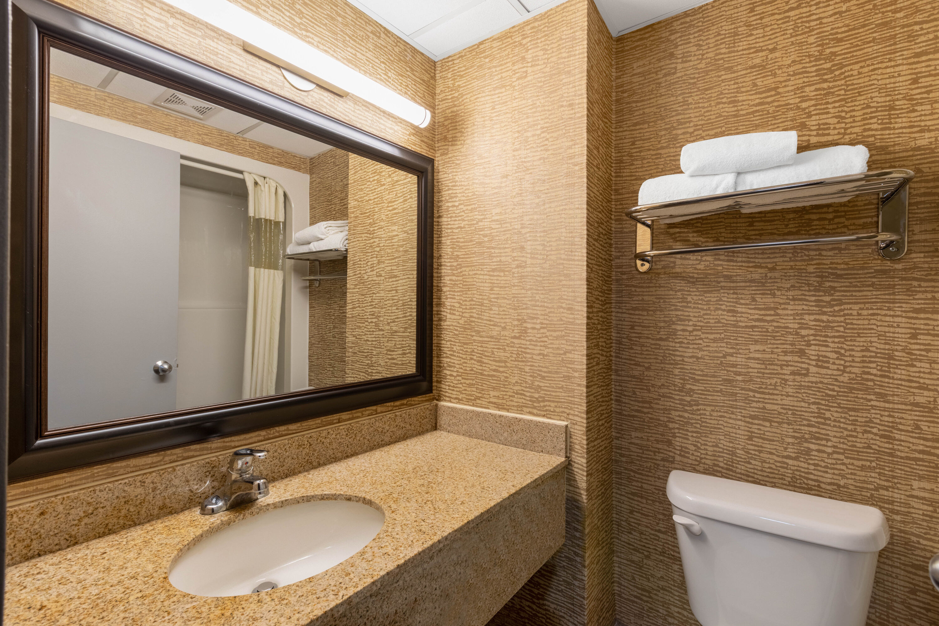 Guest room bath at the Howard Johnson by Wyndham Gillette in Gillette, Wyoming