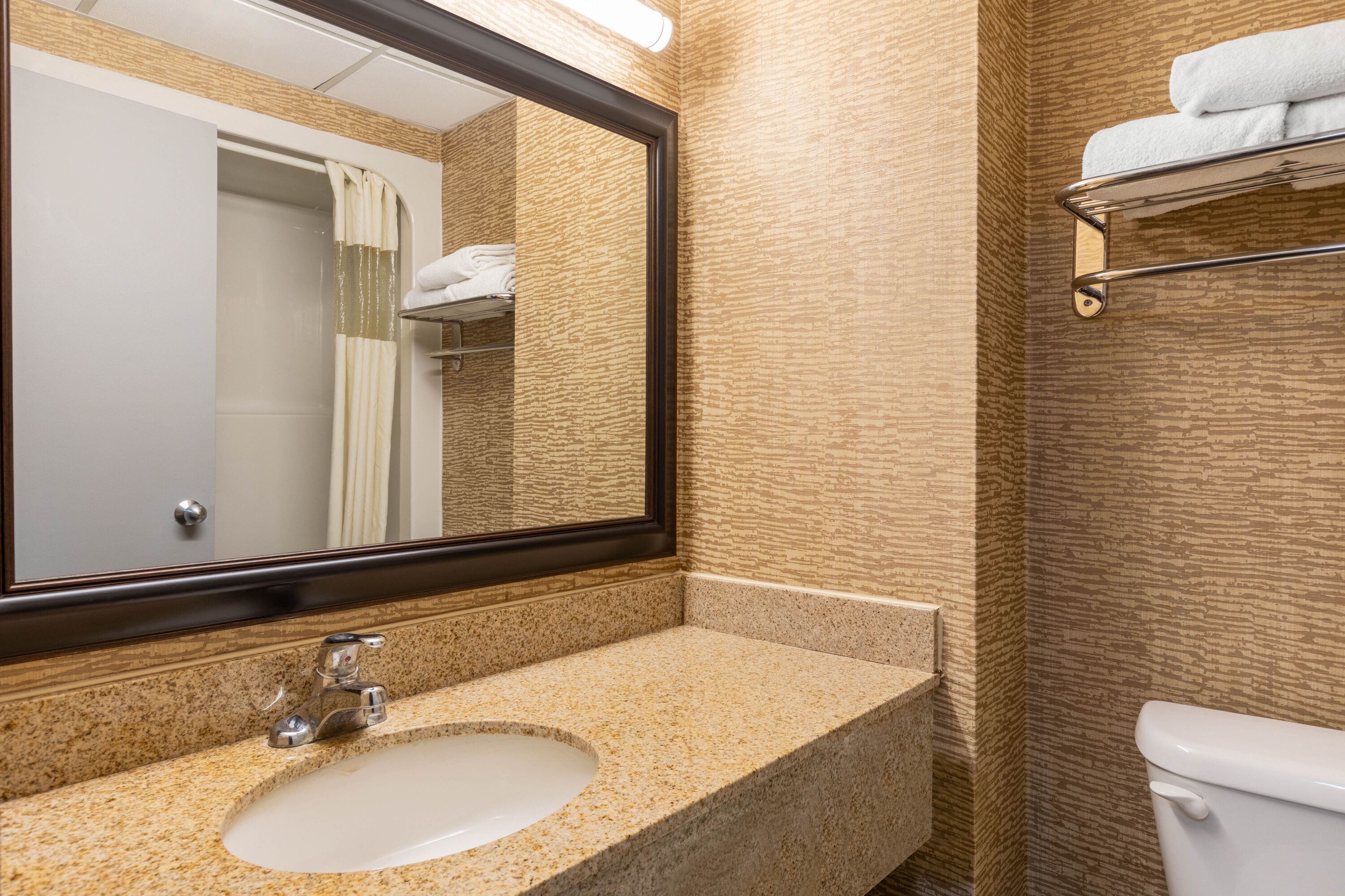 Guest room bath at the Howard Johnson by Wyndham Gillette in Gillette, Wyoming