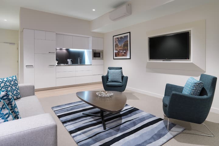 Guest room at the Wyndham Hotel Melbourne in Melbourne, Other than US/Canada