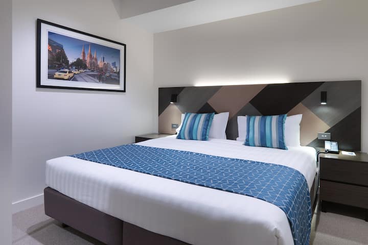 Guest room at the Wyndham Hotel Melbourne in Melbourne, Other than US/Canada