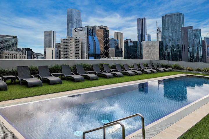 Pool at the Wyndham Hotel Melbourne in Melbourne, Other than US/Canada