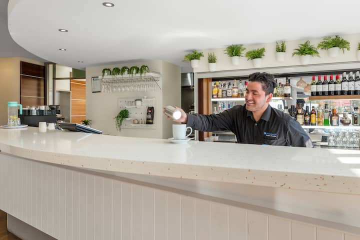 Bar at Wyndham Hotel Surfers Paradise in Surfers Paradise, Other than US/Canada