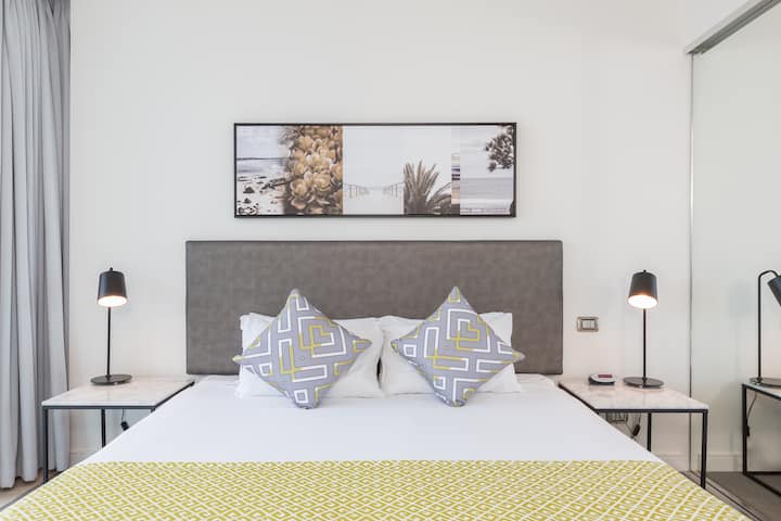 Guest room at the Wyndham Hotel Surfers Paradise in Surfers Paradise, Other than US/Canada