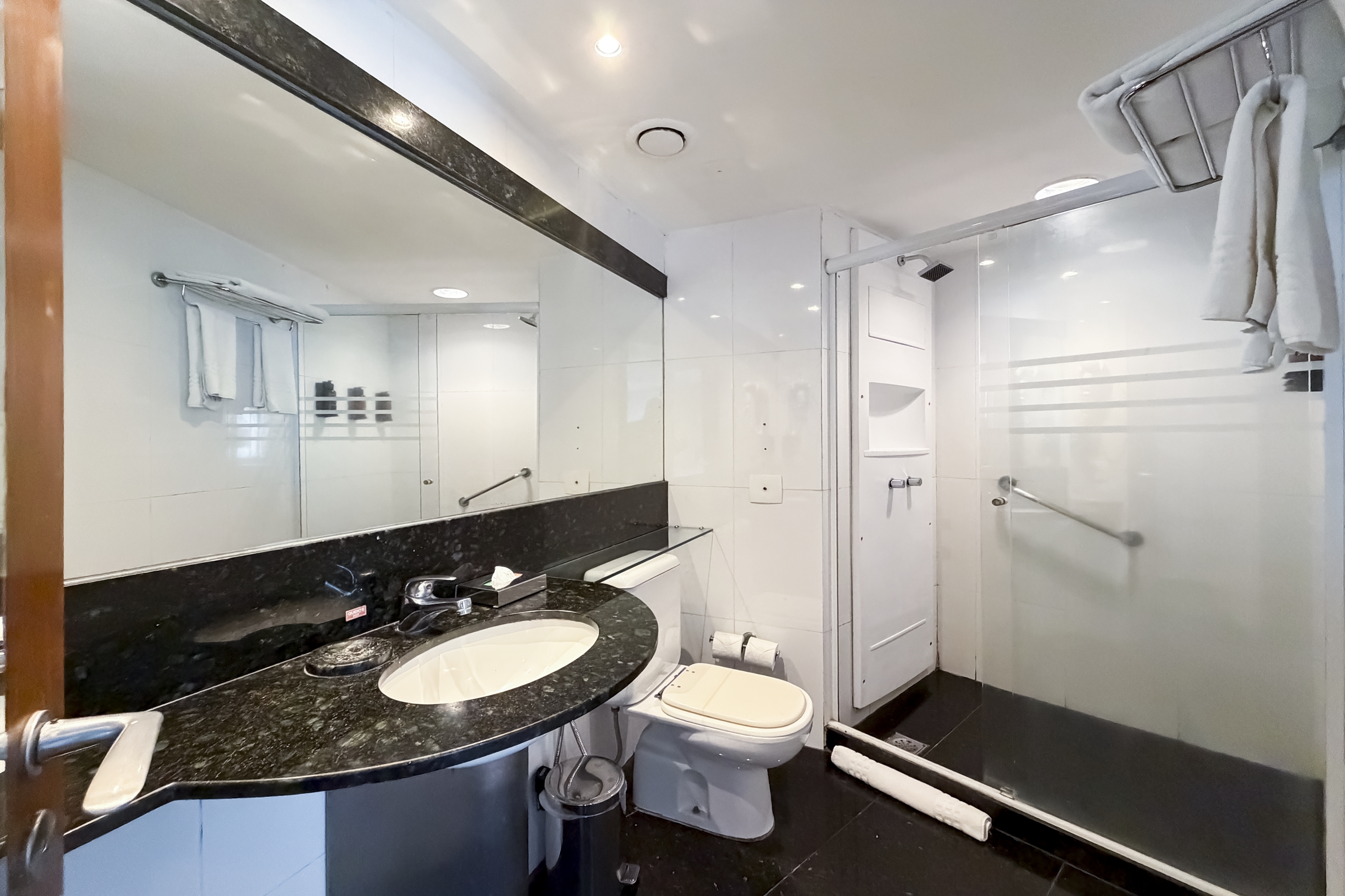 Guest room bath at the Wyndham Rio Barra in Rio de Janeiro, Other than US/Canada