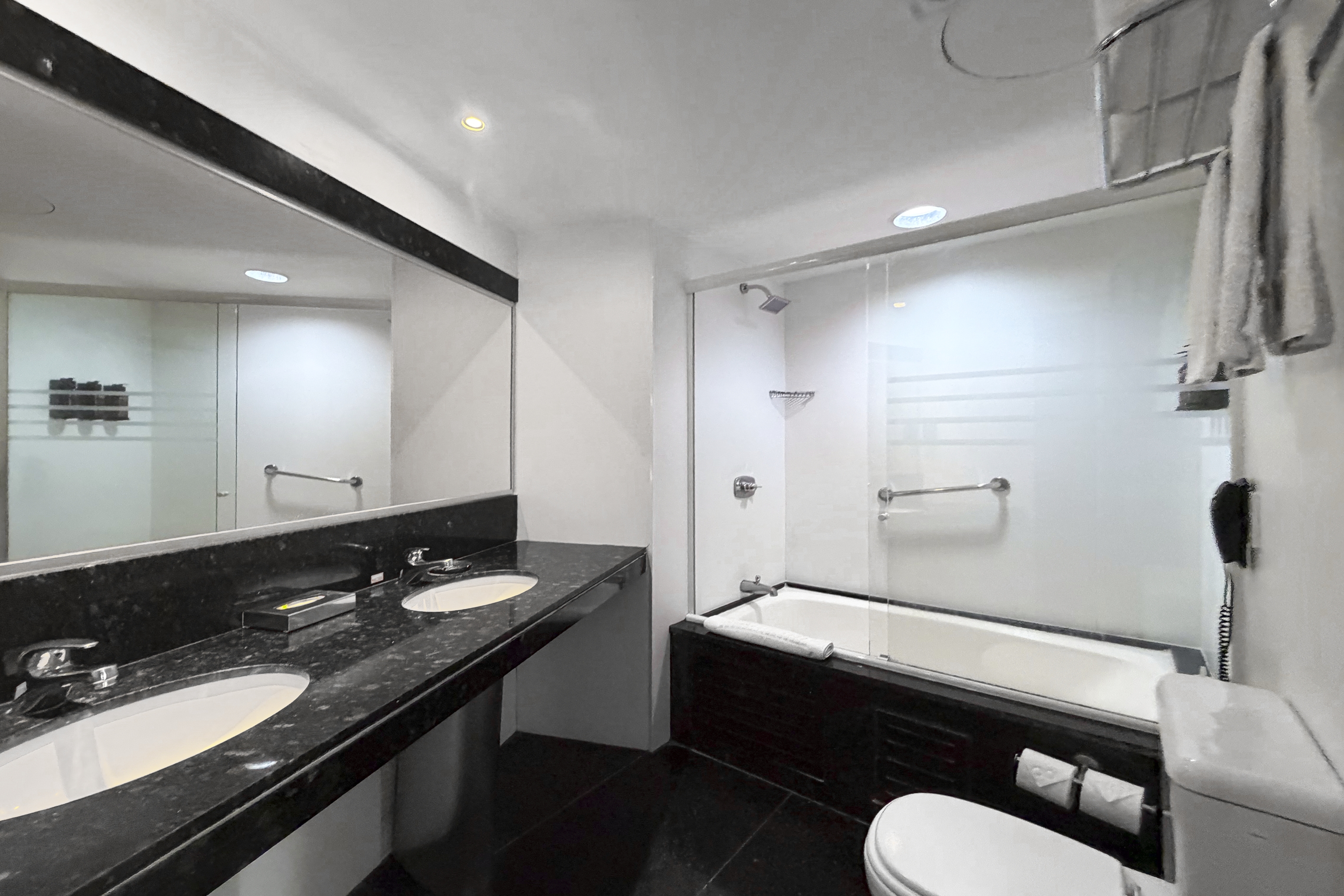 Guest room bath at the Wyndham Rio Barra in Rio de Janeiro, Other than US/Canada
