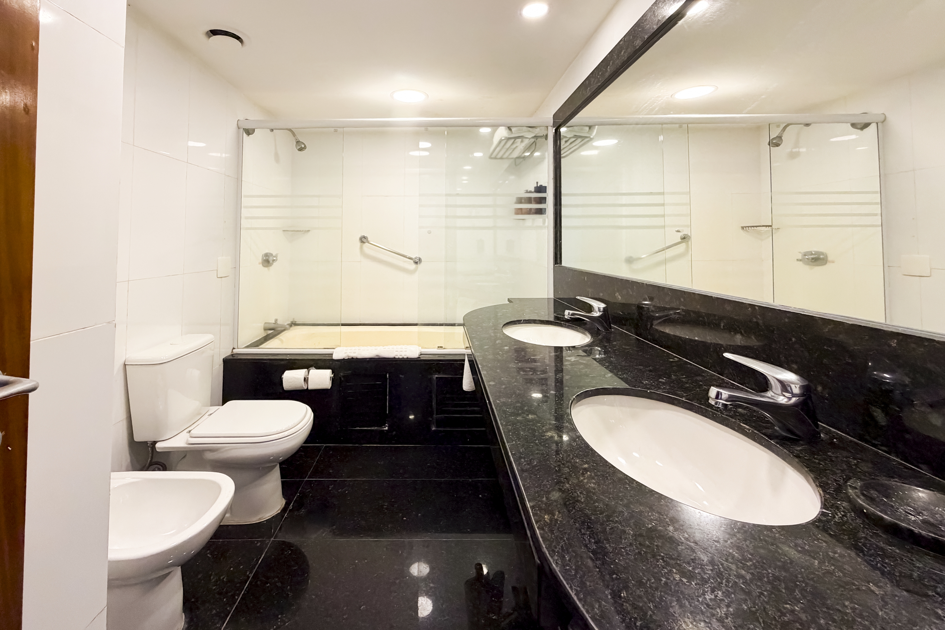 Guest room bath at the Wyndham Rio Barra in Rio de Janeiro, Other than US/Canada