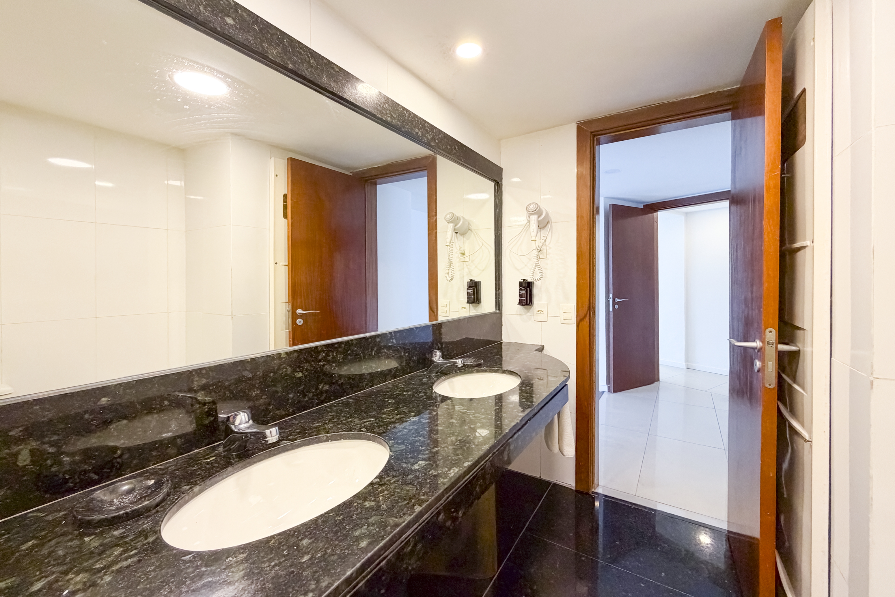 Guest room bath at the Wyndham Rio Barra in Rio de Janeiro, Other than US/Canada