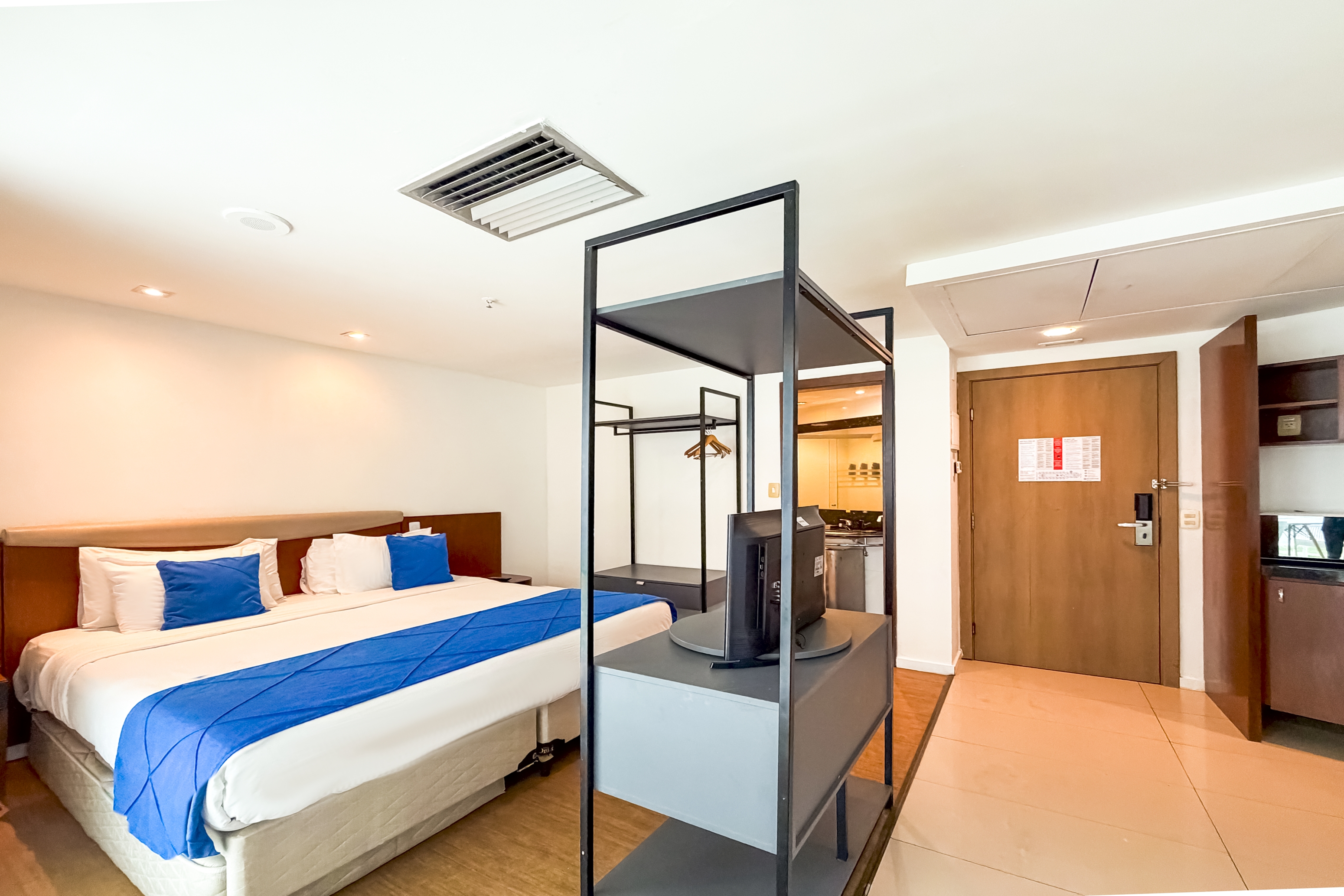 Guest room at the Wyndham Rio Barra in Rio de Janeiro, Other than US/Canada