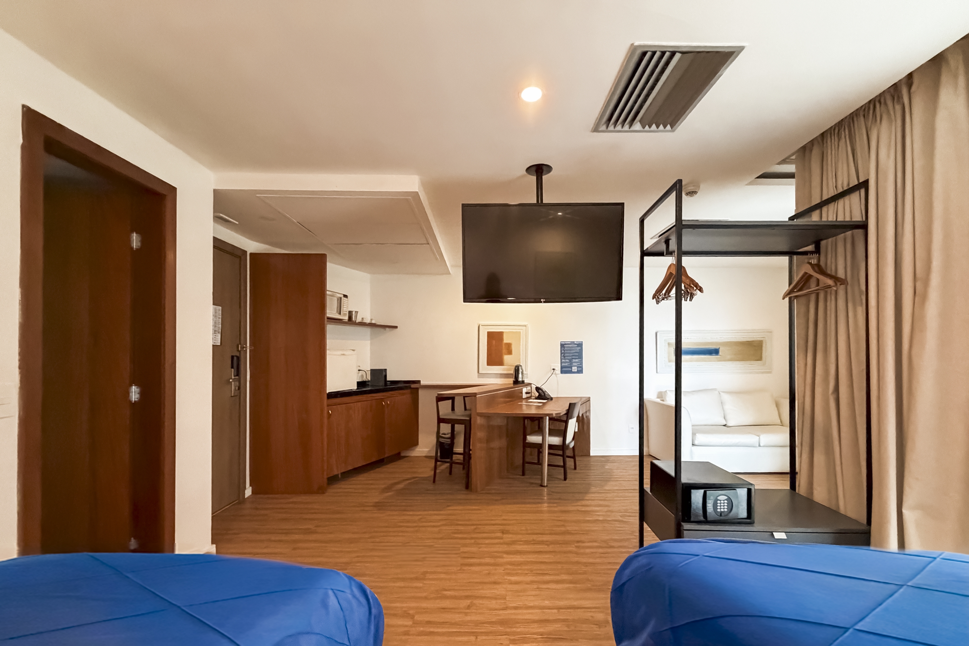 Guest room at the Wyndham Rio Barra in Rio de Janeiro, Other than US/Canada