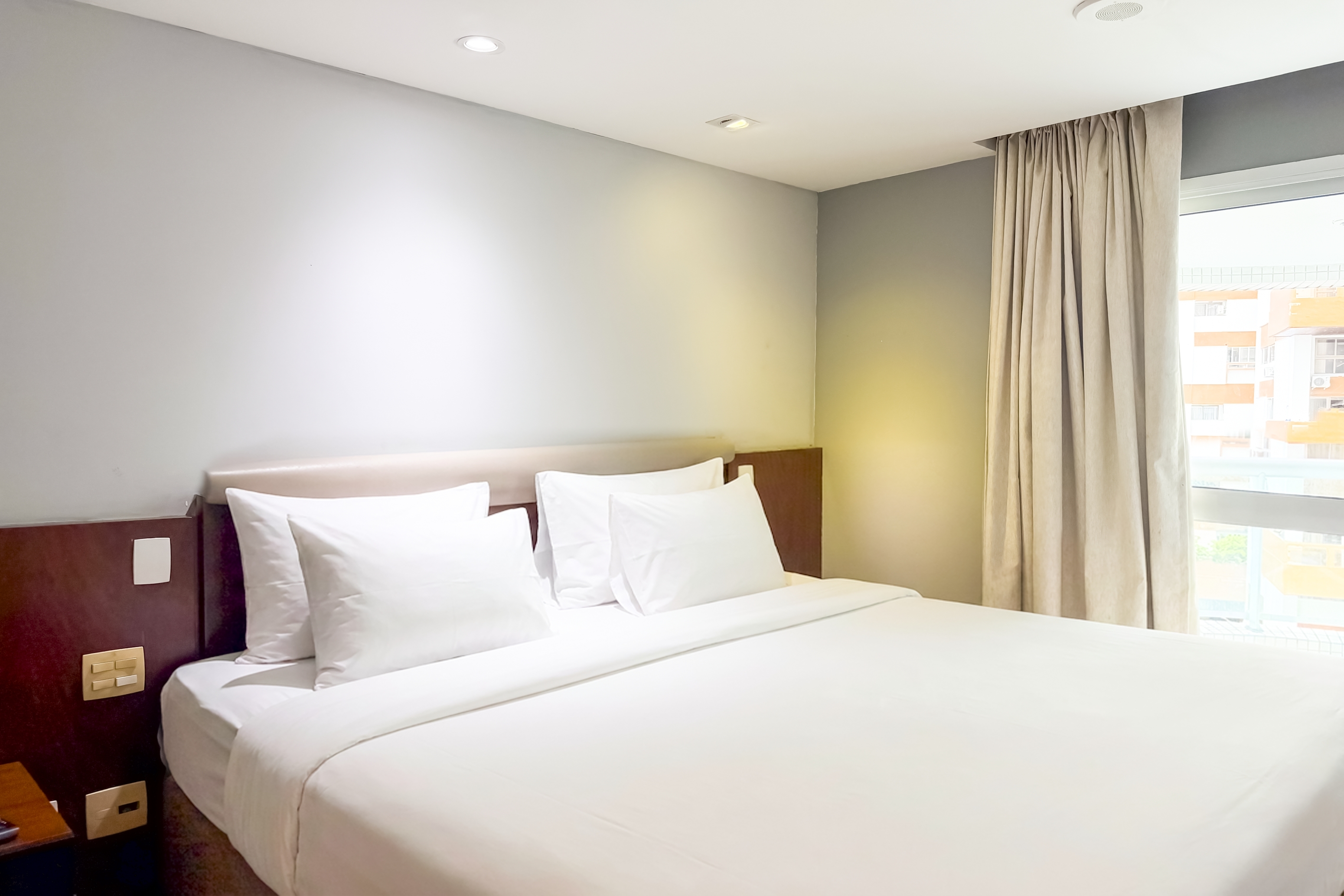 Guest room at the Wyndham Rio Barra in Rio de Janeiro, Other than US/Canada