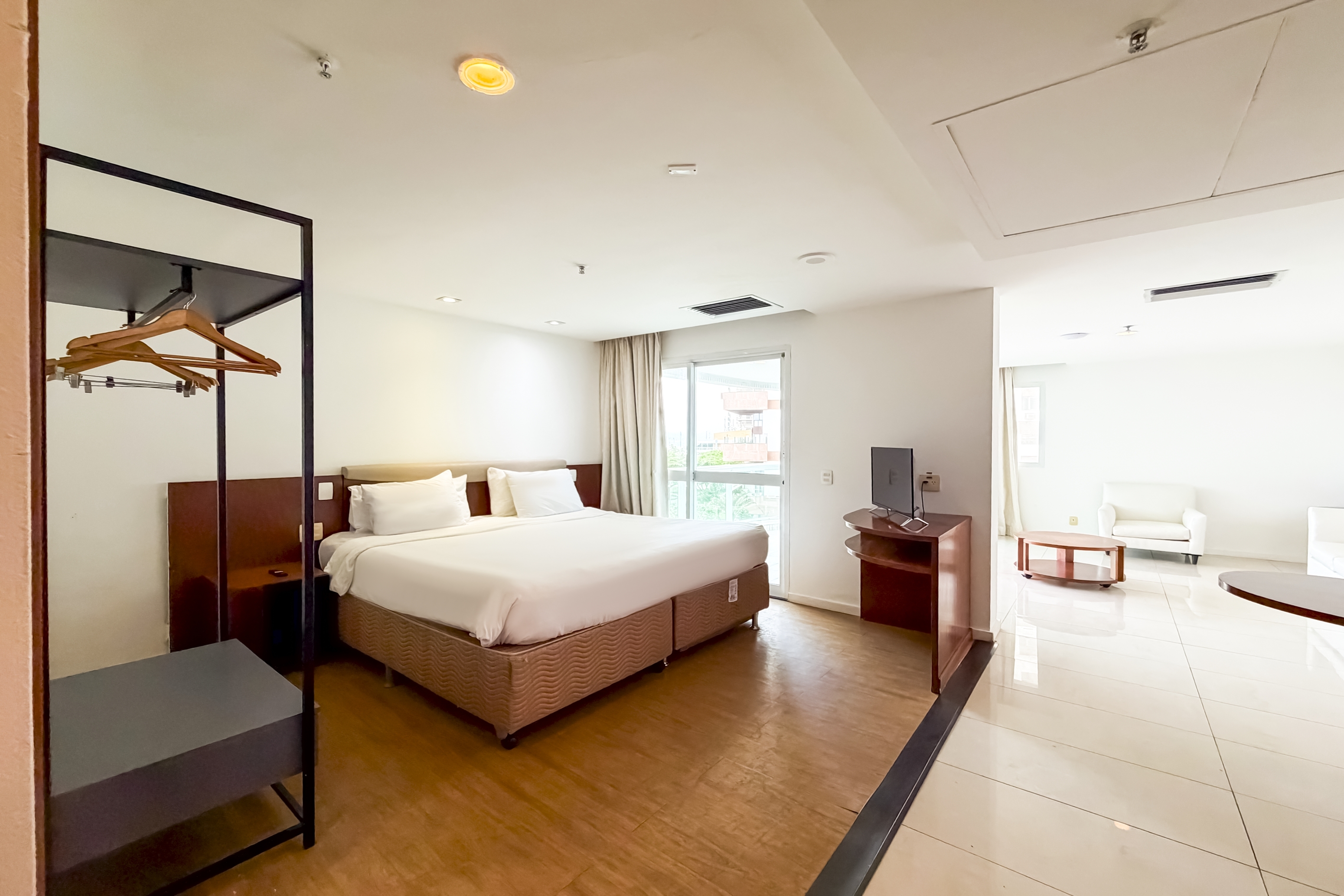 Guest room at the Wyndham Rio Barra in Rio de Janeiro, Other than US/Canada