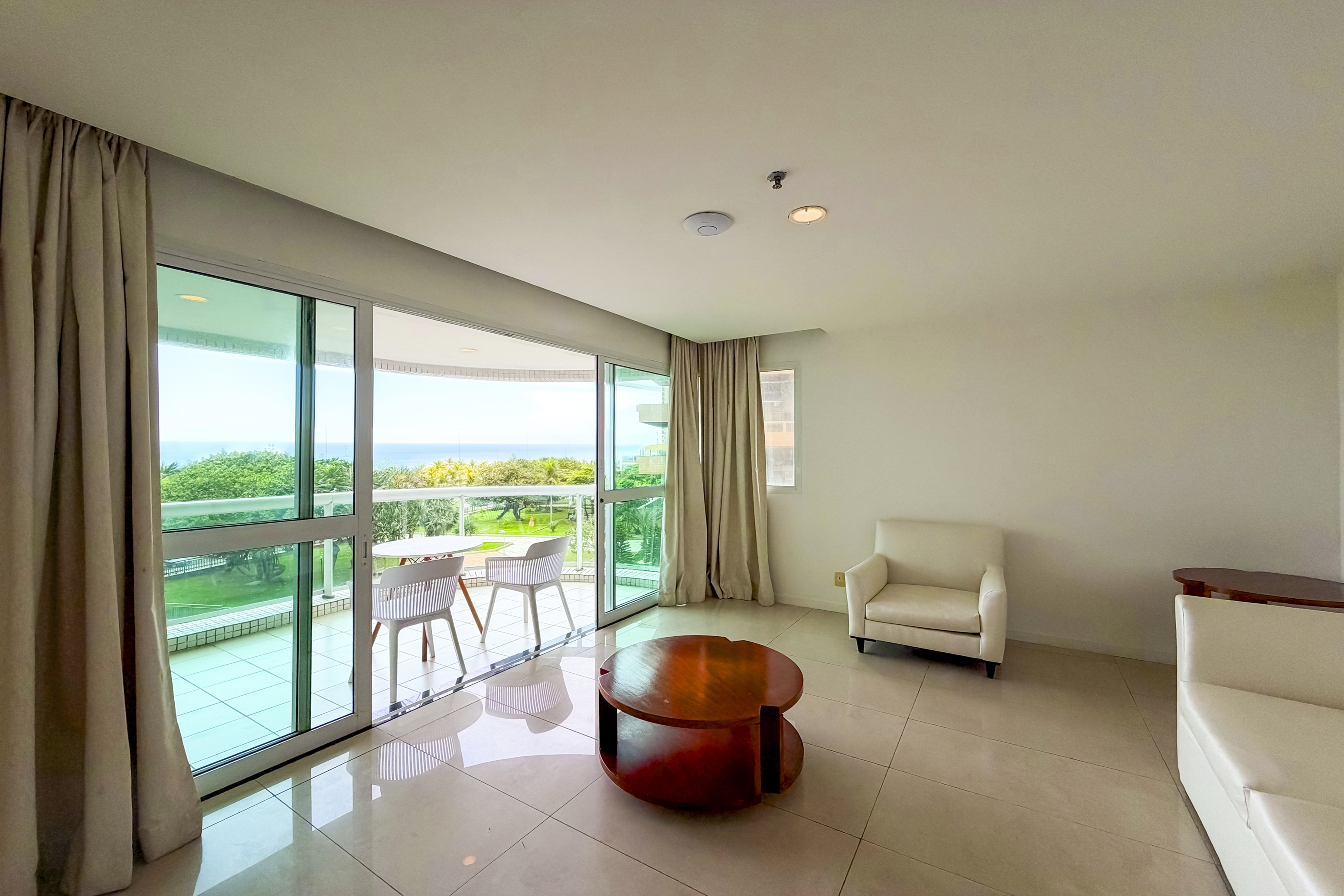 Guest room at the Wyndham Rio Barra in Rio de Janeiro, Other than US/Canada