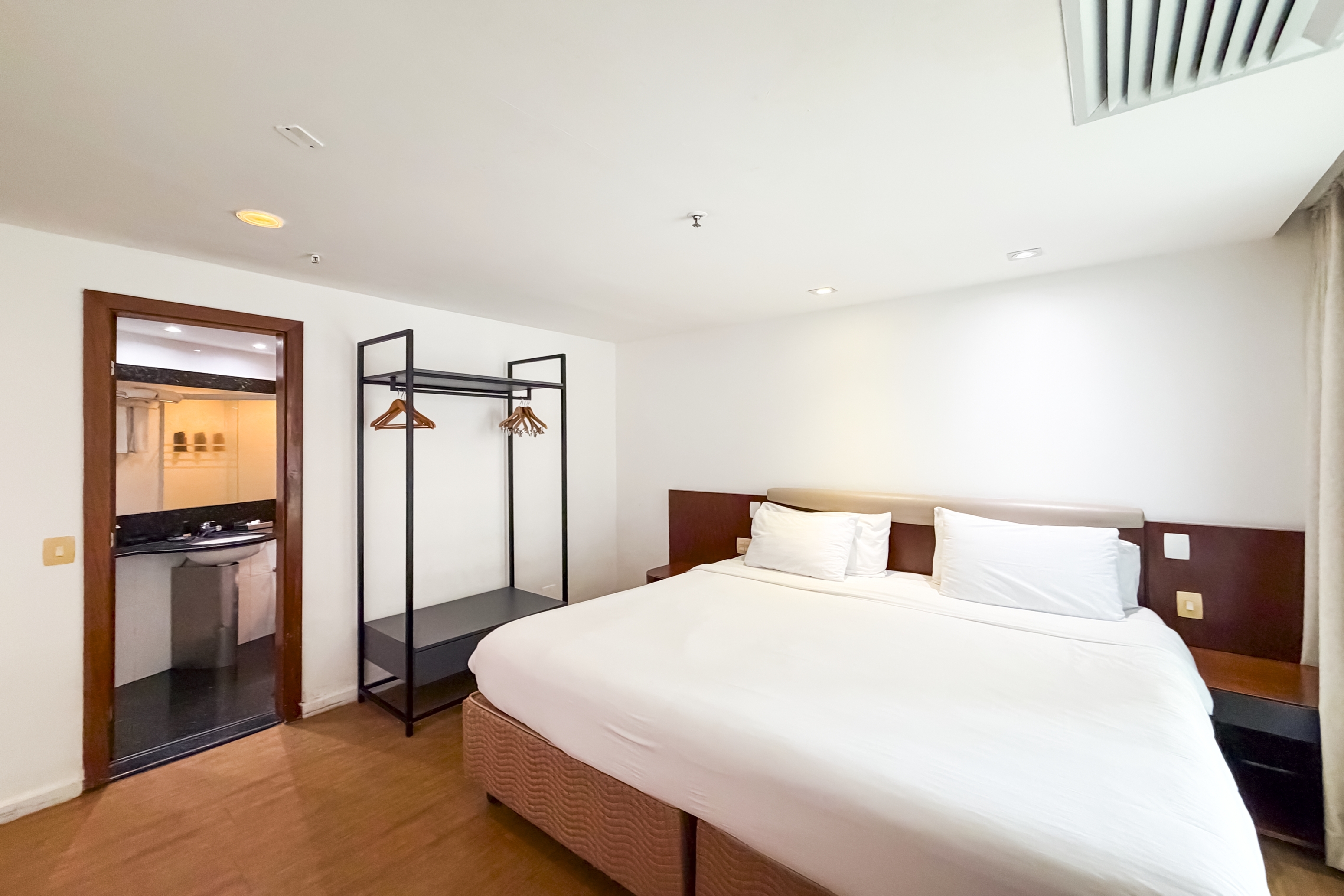 Guest room at the Wyndham Rio Barra in Rio de Janeiro, Other than US/Canada