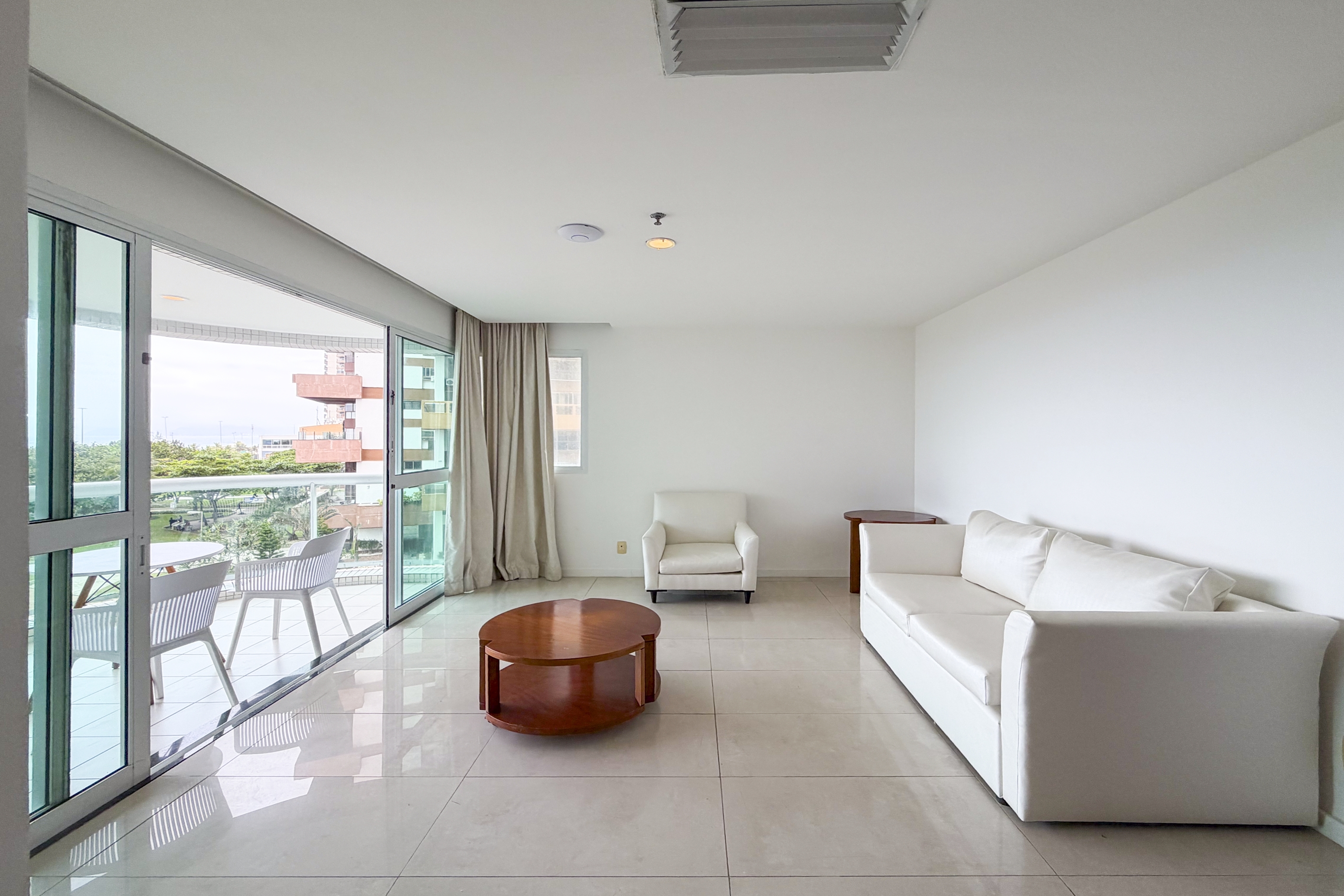 Guest room at the Wyndham Rio Barra in Rio de Janeiro, Other than US/Canada