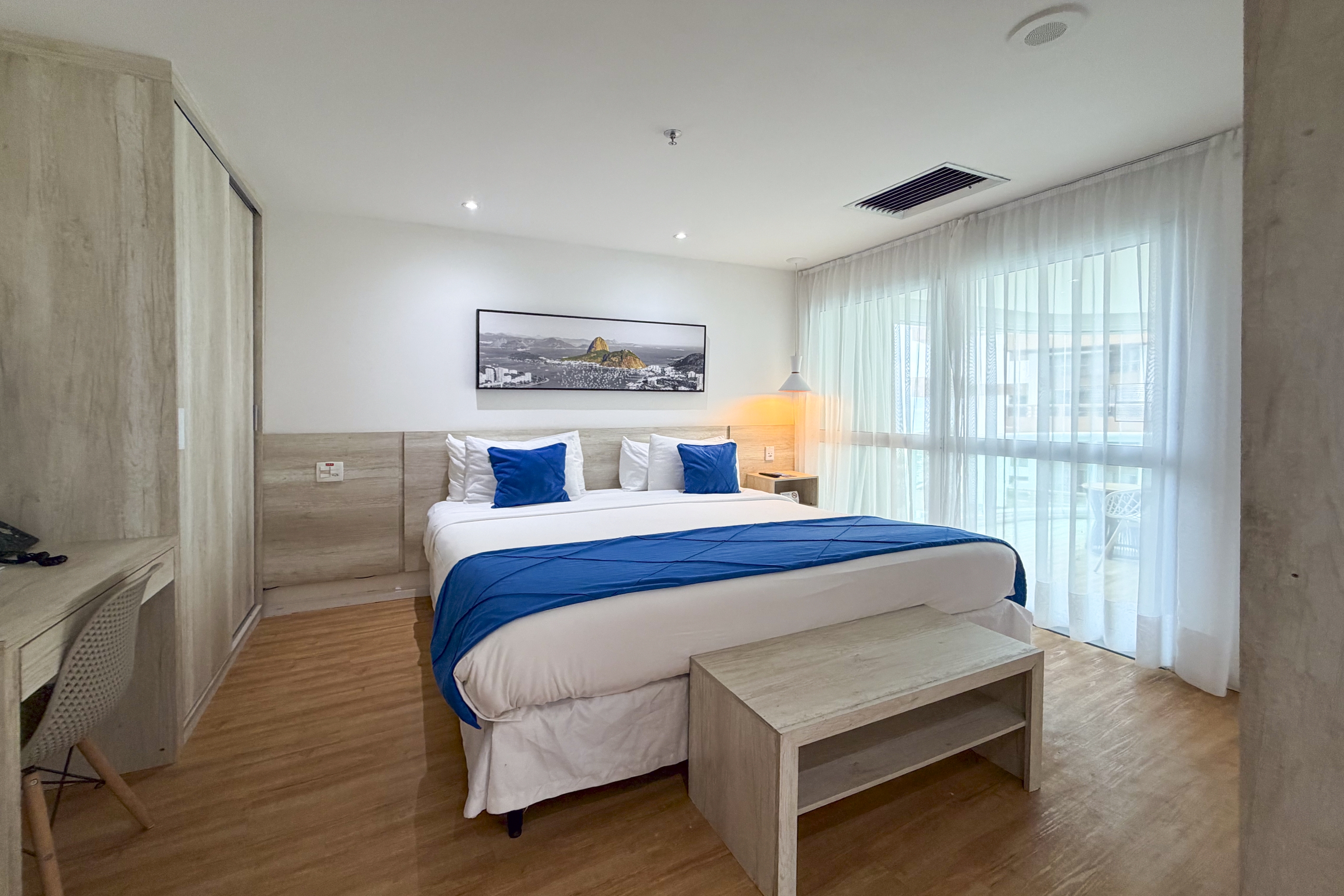 Guest room at the Wyndham Rio Barra in Rio de Janeiro, Other than US/Canada