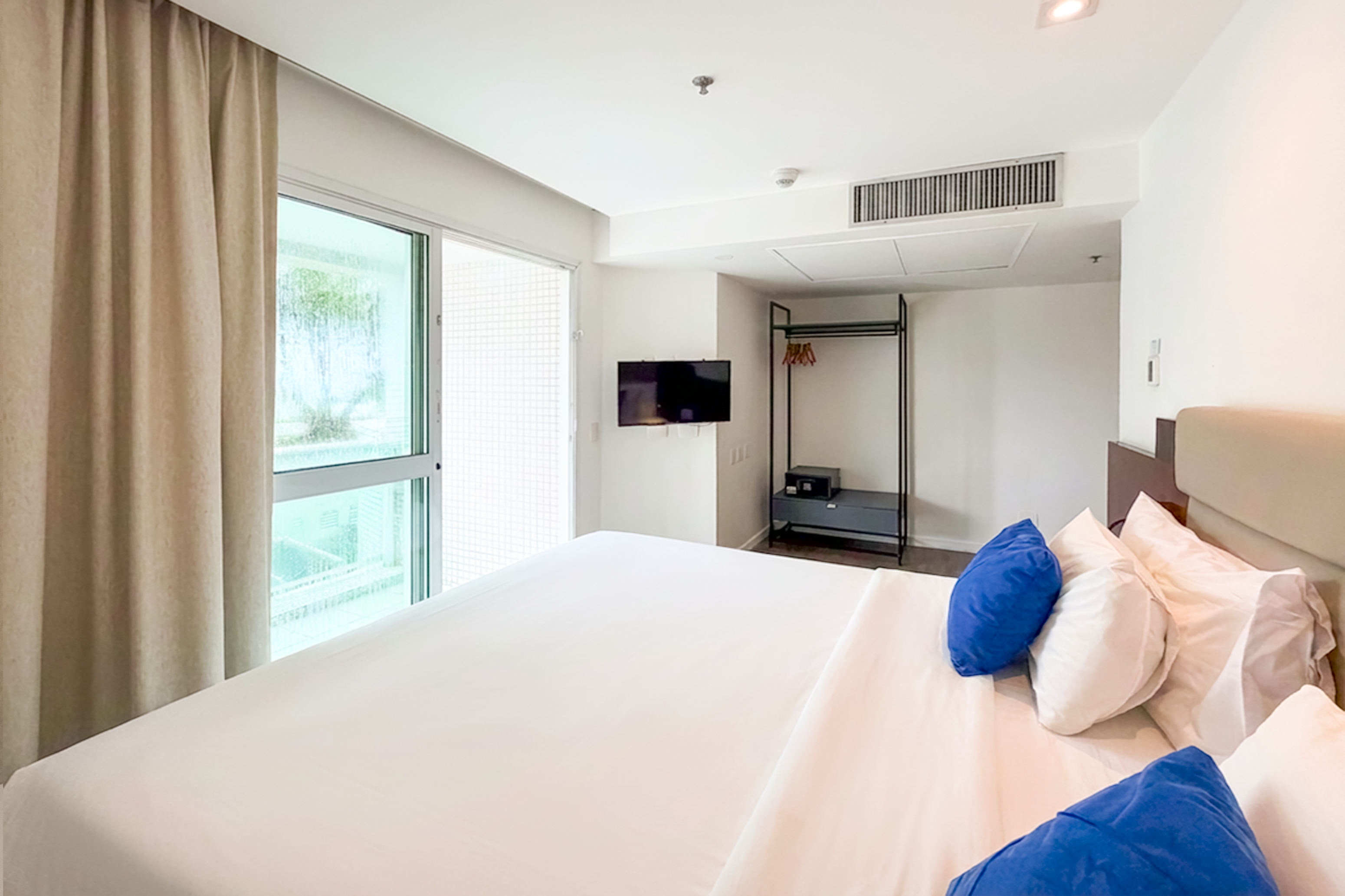 Guest room at the Wyndham Rio Barra in Rio de Janeiro, Other than US/Canada
