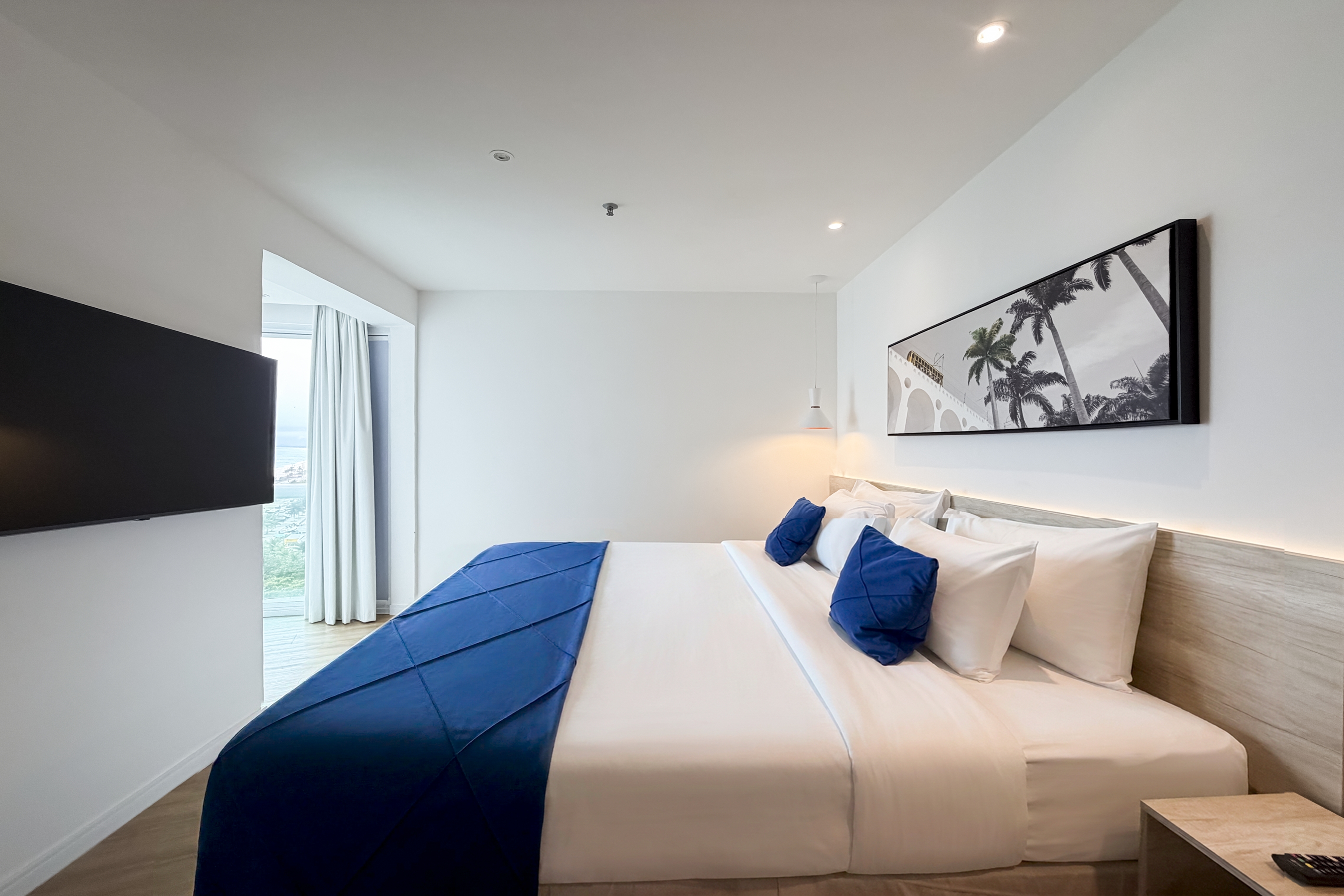 Guest room at the Wyndham Rio Barra in Rio de Janeiro, Other than US/Canada