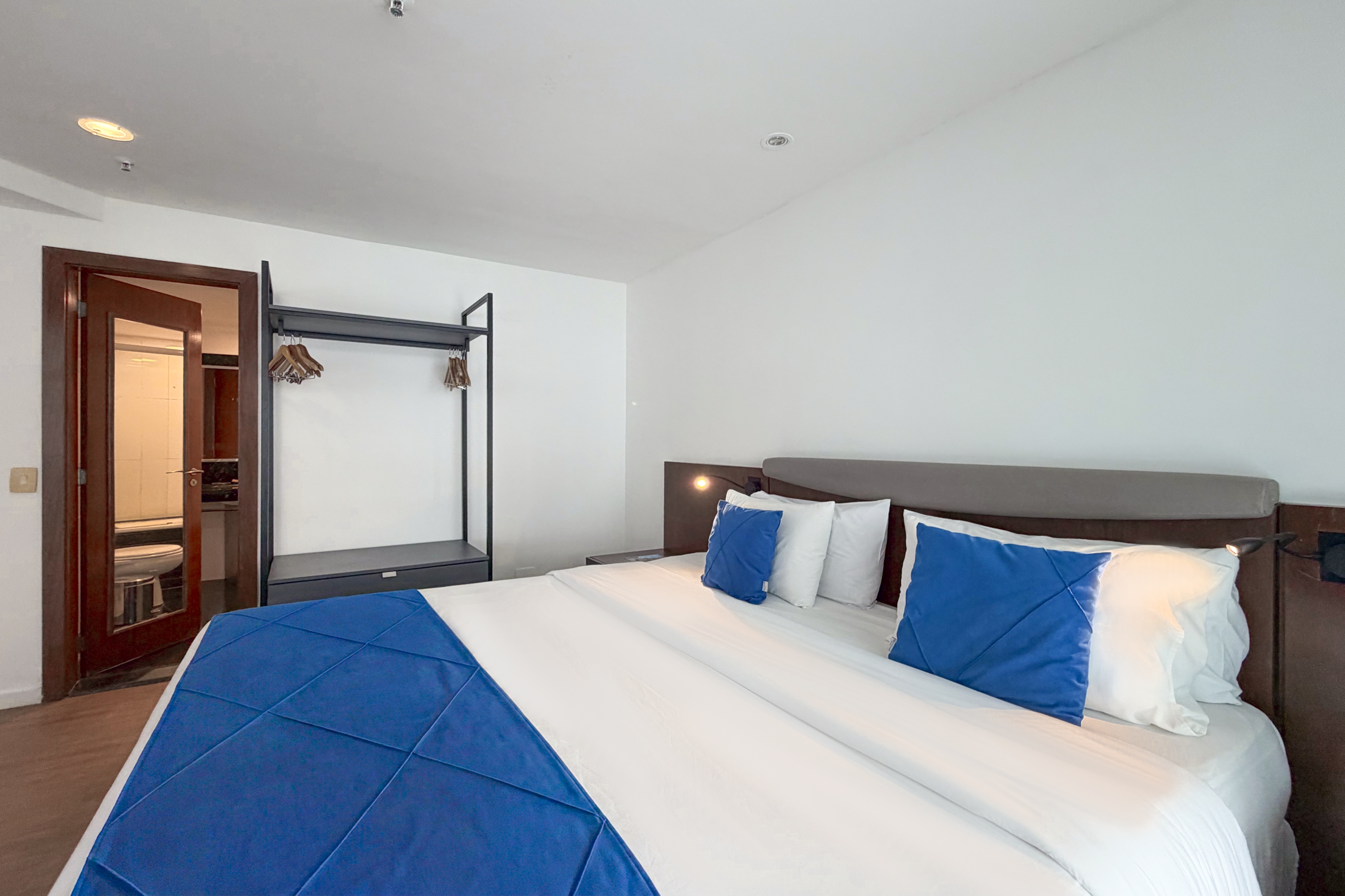 Guest room at the Wyndham Rio Barra in Rio de Janeiro, Other than US/Canada