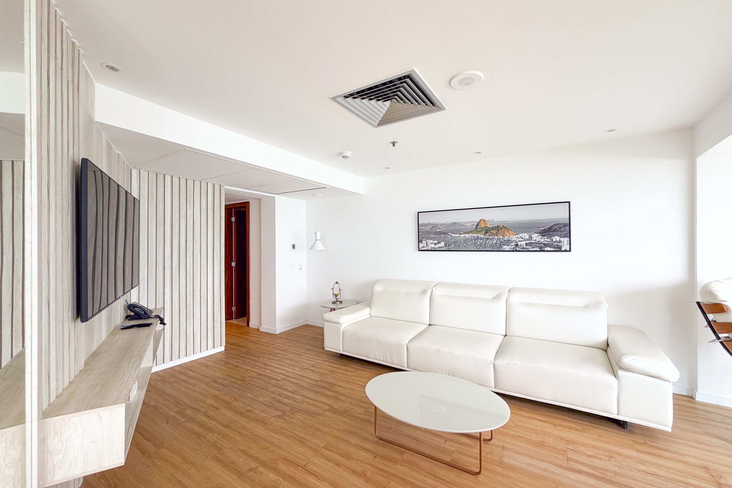 Guest room at the Wyndham Rio Barra in Rio de Janeiro, Other than US/Canada