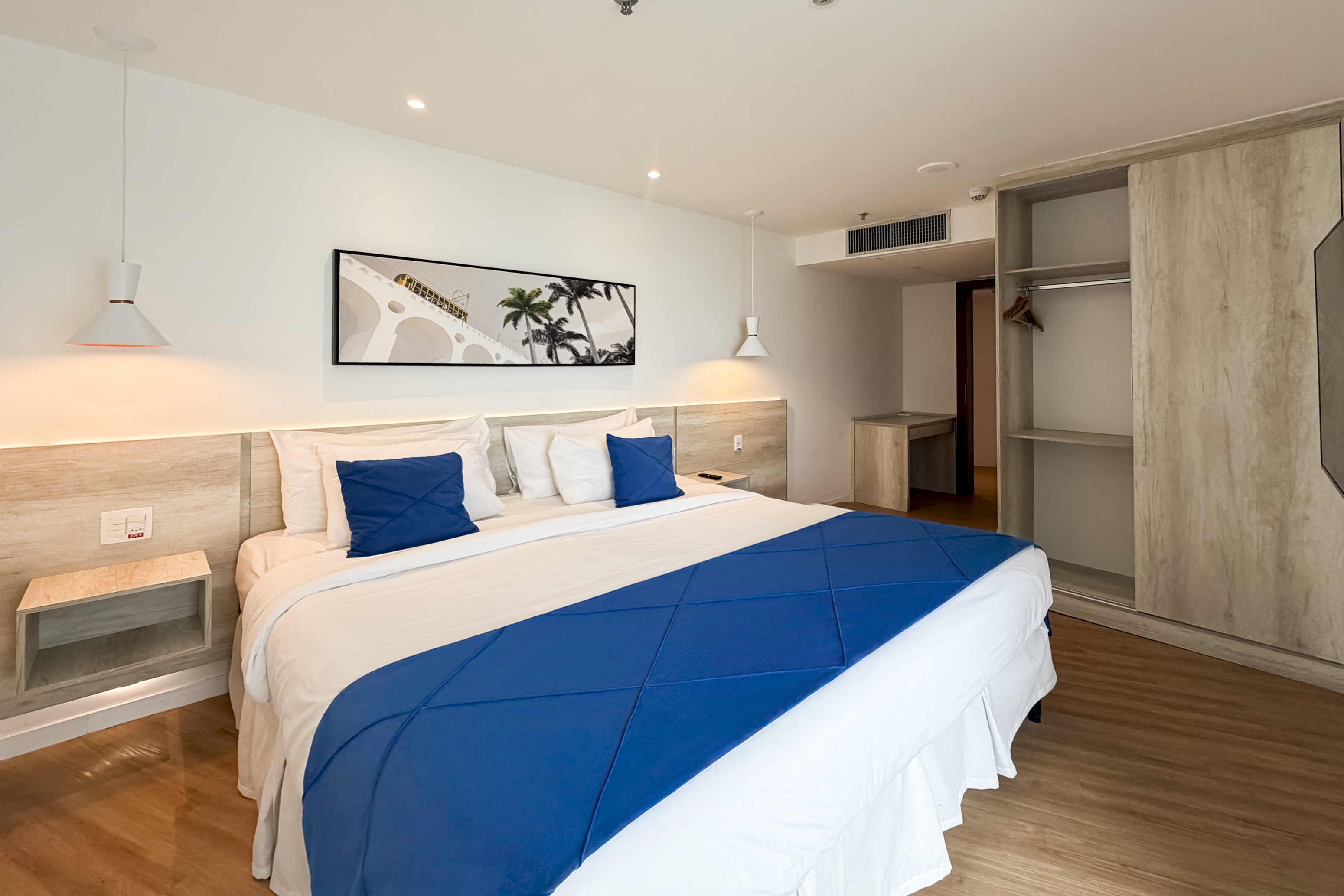 Guest room at the Wyndham Rio Barra in Rio de Janeiro, Other than US/Canada