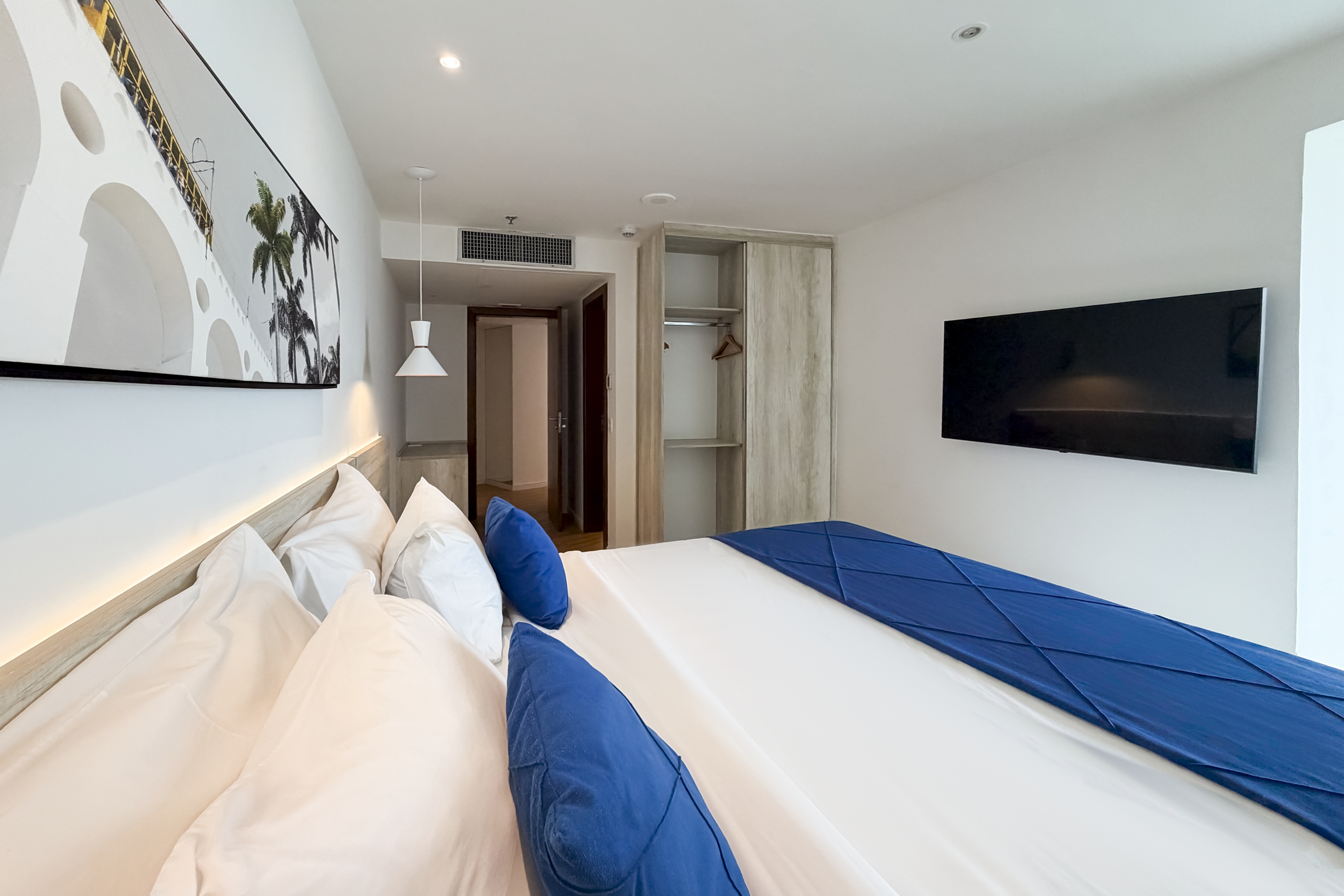 Guest room at the Wyndham Rio Barra in Rio de Janeiro, Other than US/Canada