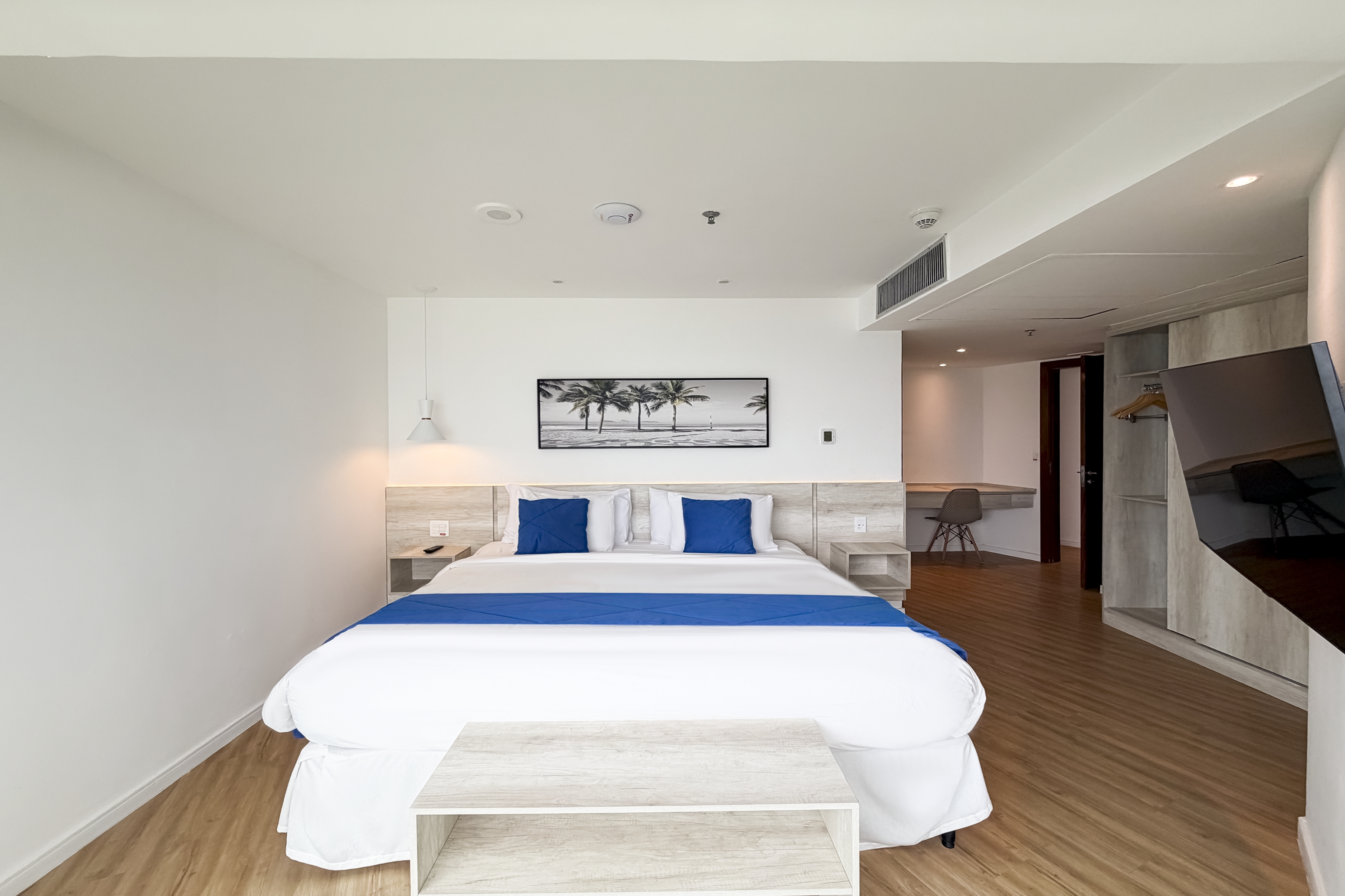 Guest room at the Wyndham Rio Barra in Rio de Janeiro, Other than US/Canada