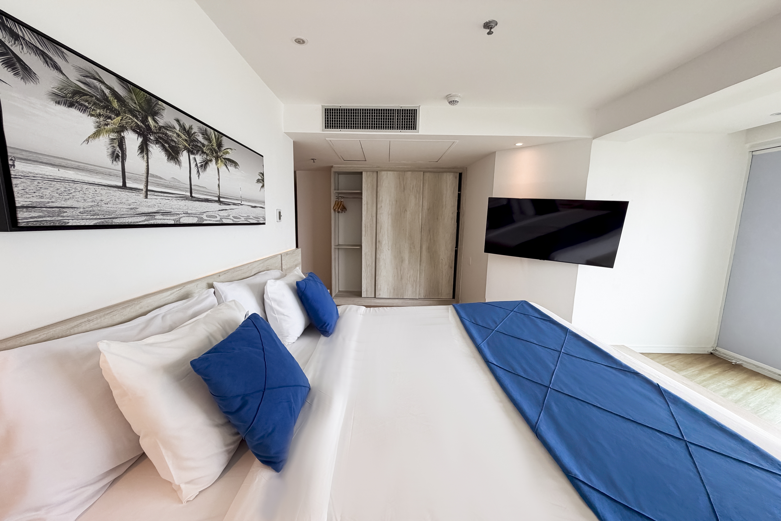 Guest room at the Wyndham Rio Barra in Rio de Janeiro, Other than US/Canada