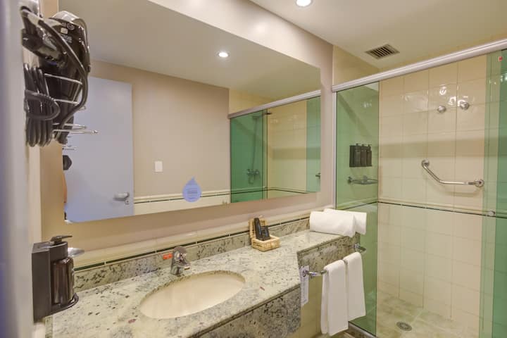 Guest room bath at the Wyndham Sao Paulo Berrini in Sao Paulo, Other than US/Canada