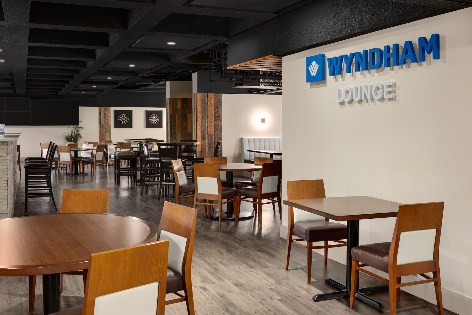 Bar at Wyndham Edmonton Hotel and Conference Centre in Edmonton, Alberta