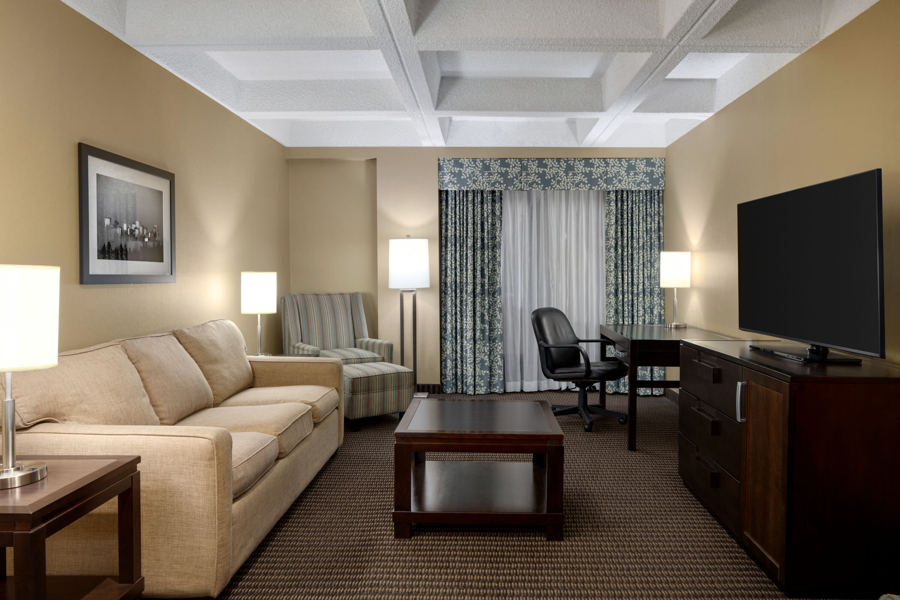 Wyndham Edmonton Hotel and Conference Centre hot tub suite in Edmonton, Alberta