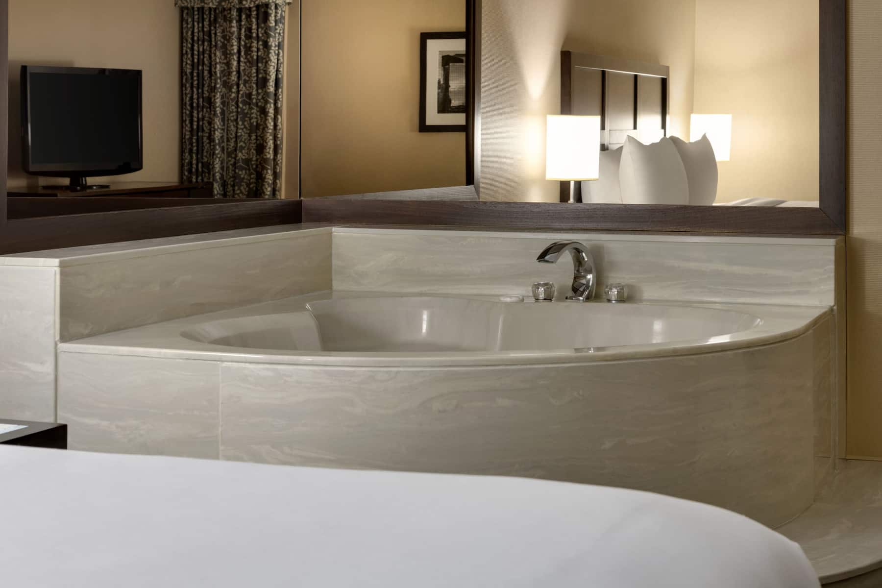 Wyndham Edmonton Hotel and Conference Centre hot tub suite in Edmonton, Alberta