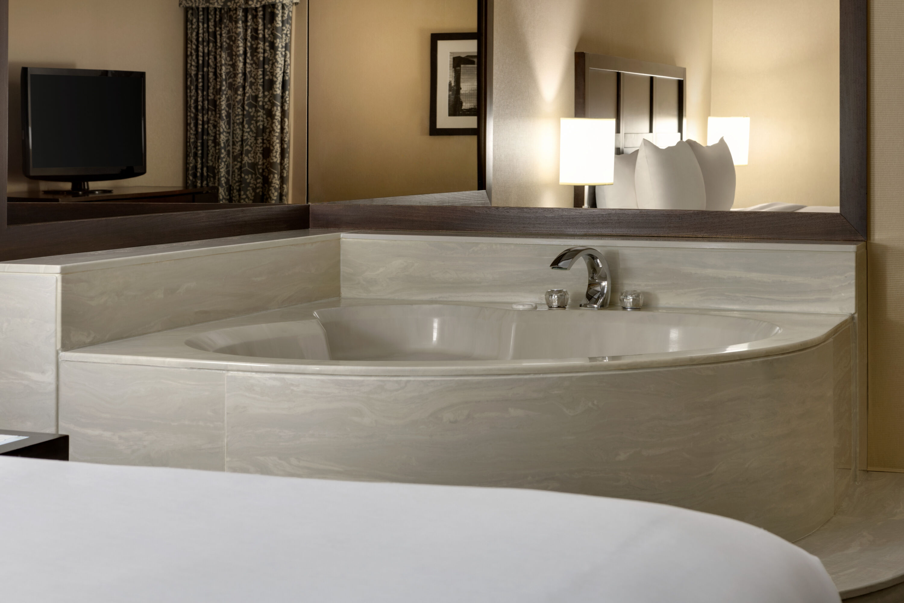 Wyndham Edmonton Hotel and Conference Centre hot tub suite in Edmonton, Alberta