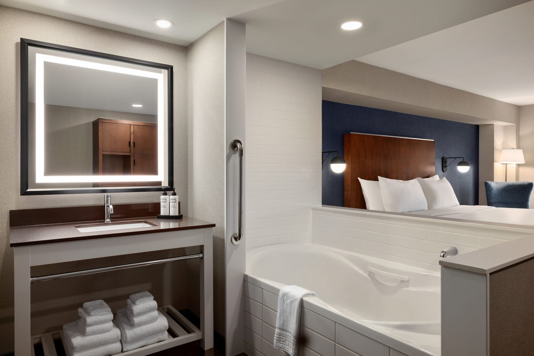 Guest room bath at the Wyndham Fallsview Hotel in Niagara Falls, Ontario