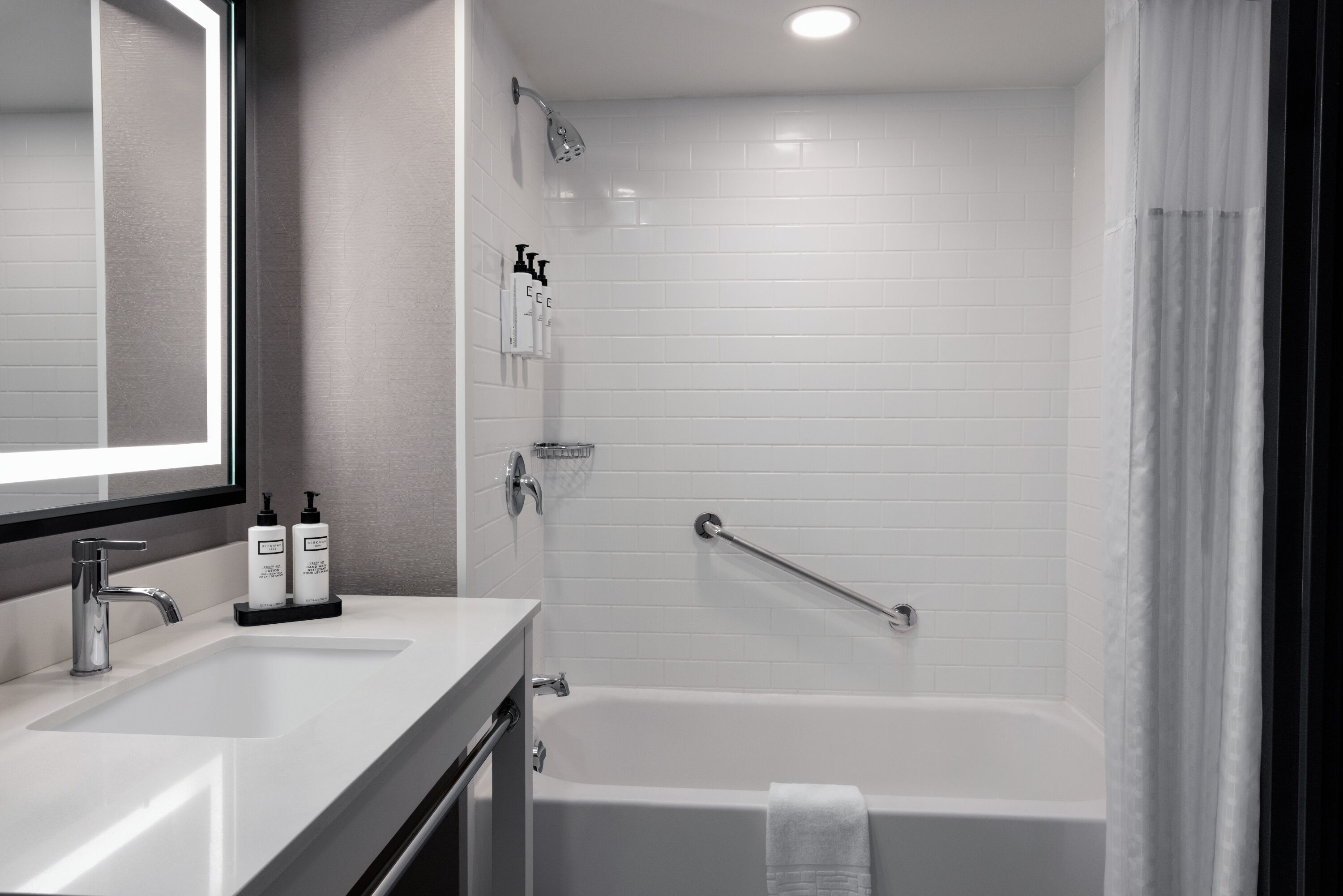Guest room bath at the Wyndham Fallsview Hotel in Niagara Falls, Ontario