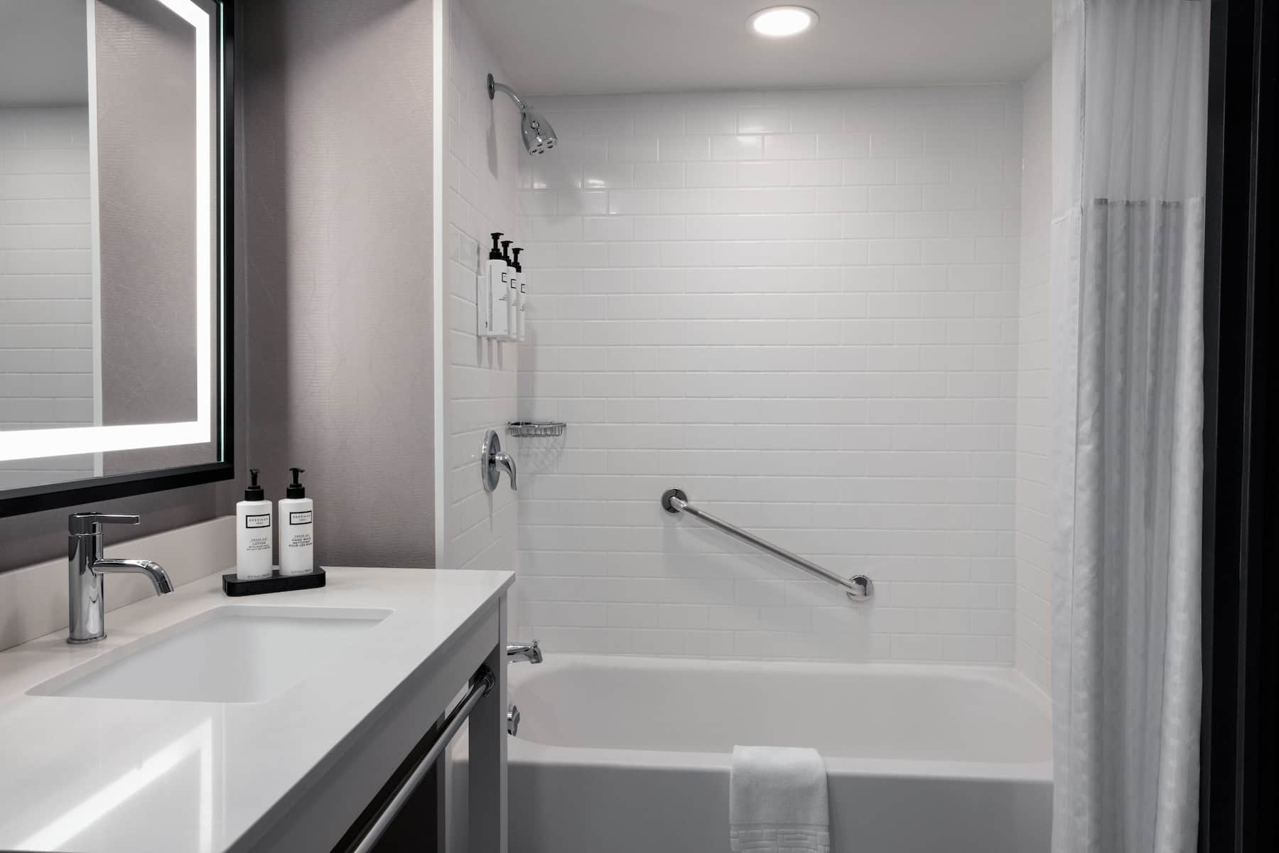Guest room bath at the Wyndham Fallsview Hotel in Niagara Falls, Ontario