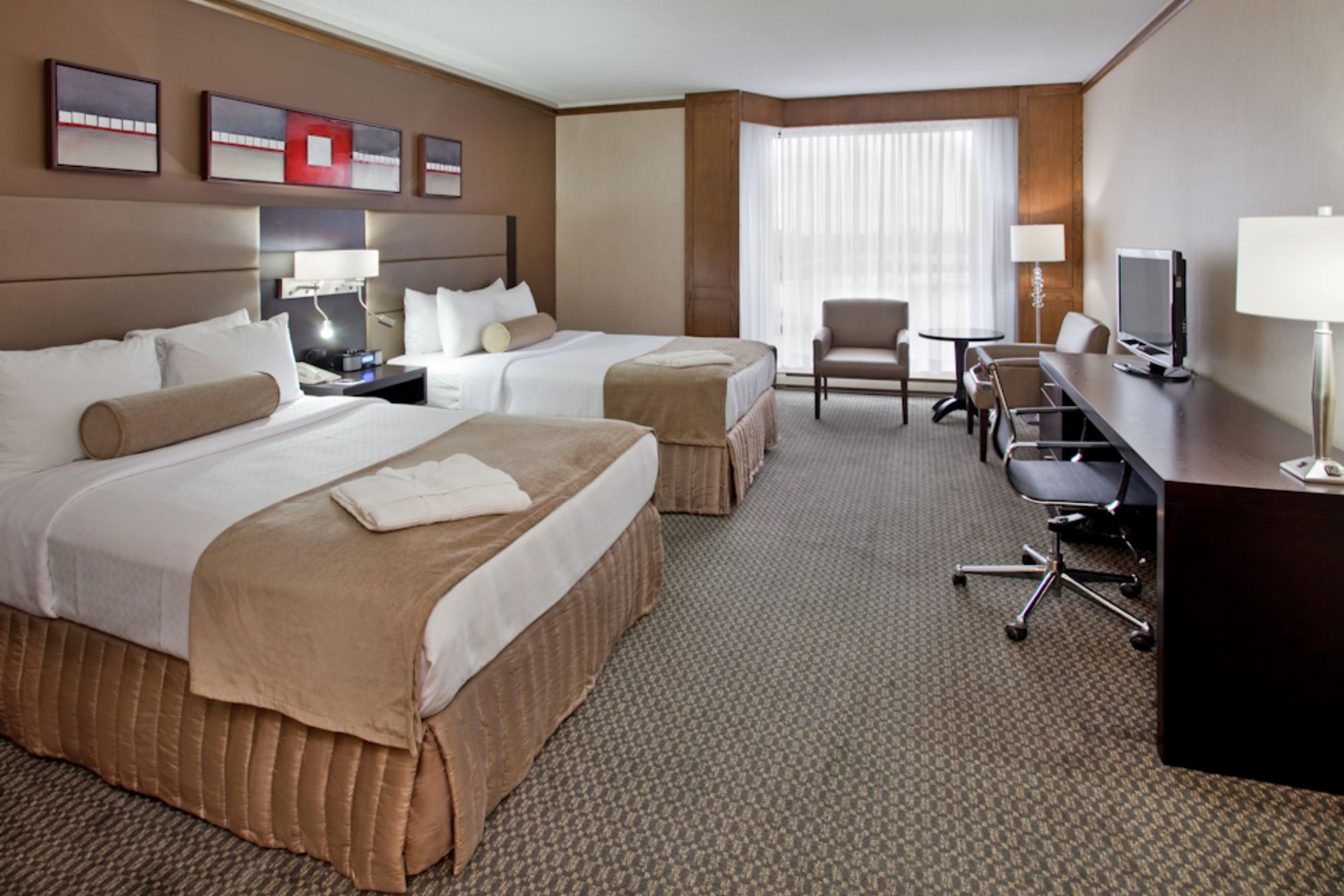 Guest room at the Wyndham Gatineau-Ottawa & Conference Centre in Quebec, Quebec