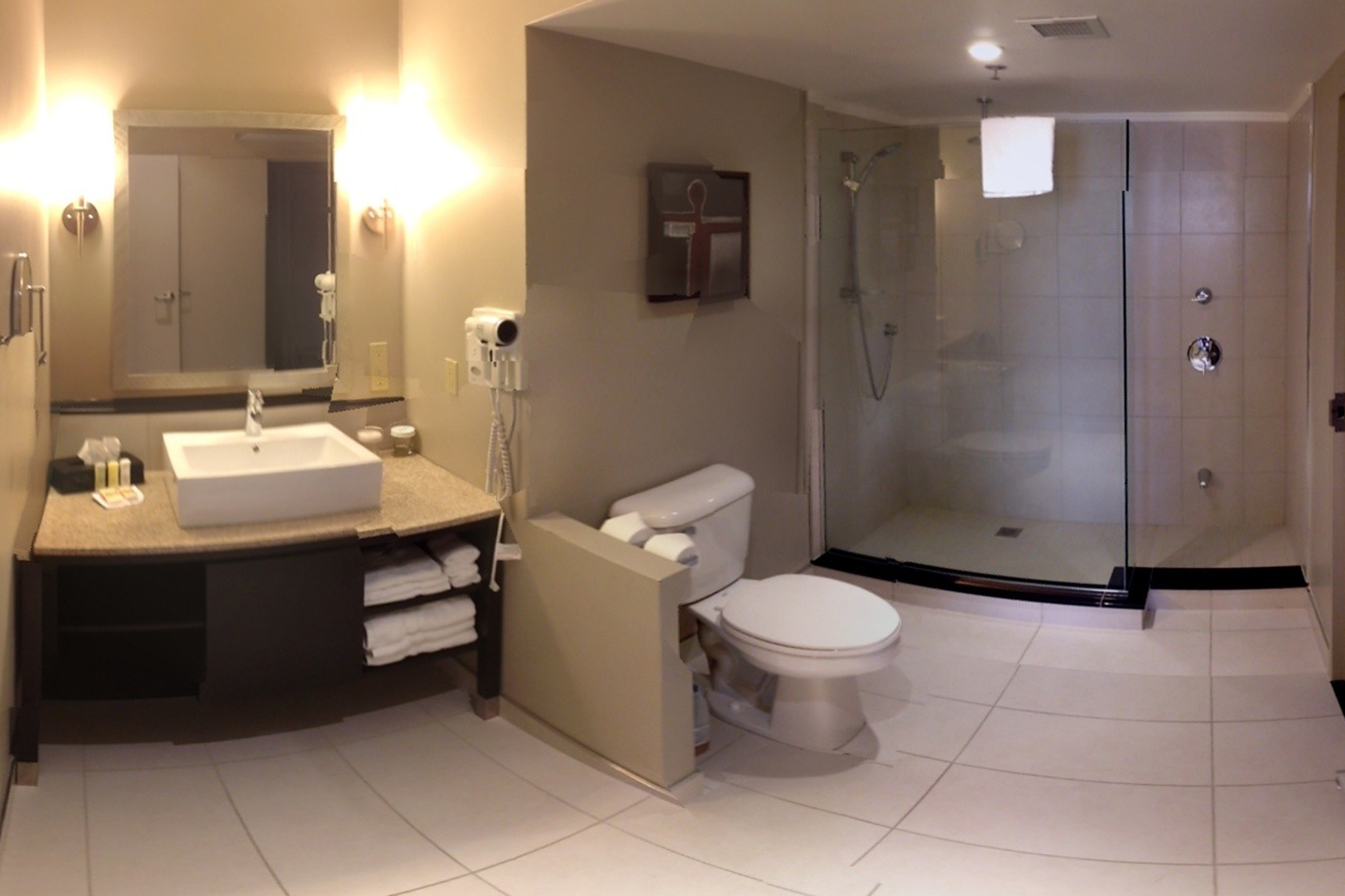 Guest room at the Wyndham Gatineau-Ottawa & Conference Centre in Quebec, Quebec