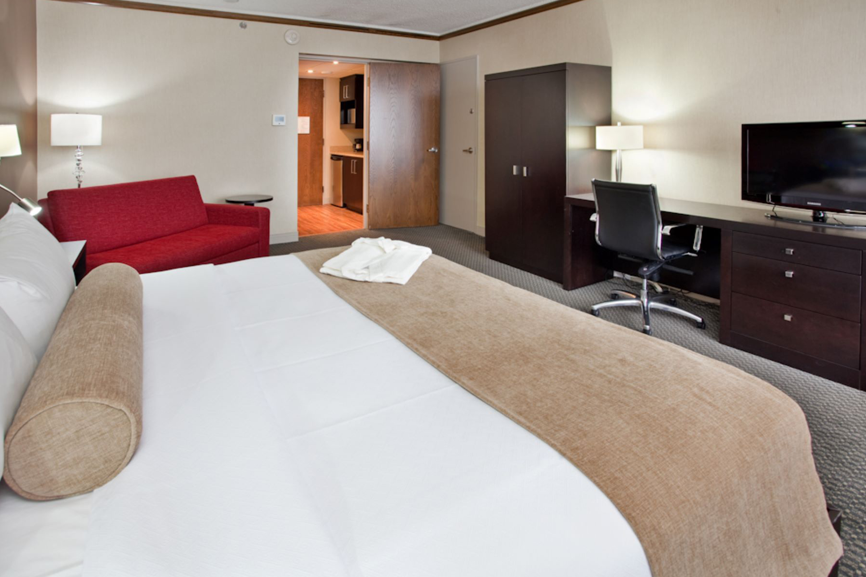 Guest room at the Wyndham Gatineau-Ottawa & Conference Centre in Quebec, Quebec