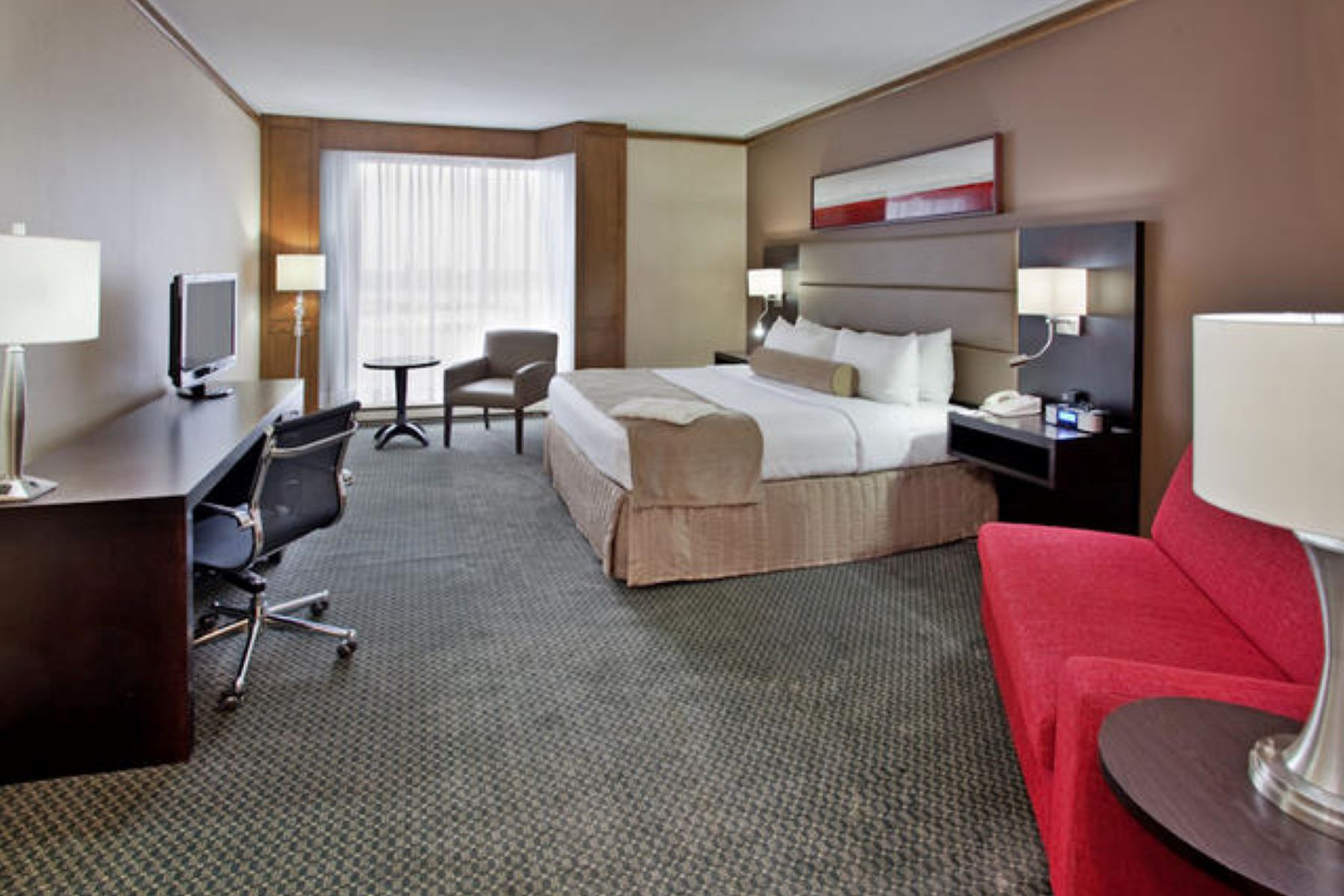 Guest room at the Wyndham Gatineau-Ottawa & Conference Centre in Quebec, Quebec