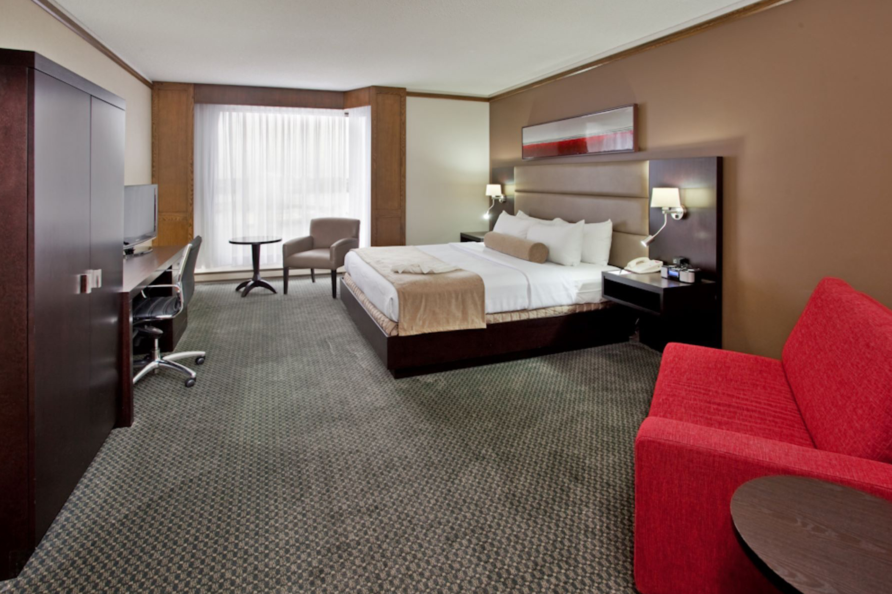 Guest room at the Wyndham Gatineau-Ottawa & Conference Centre in Quebec, Quebec