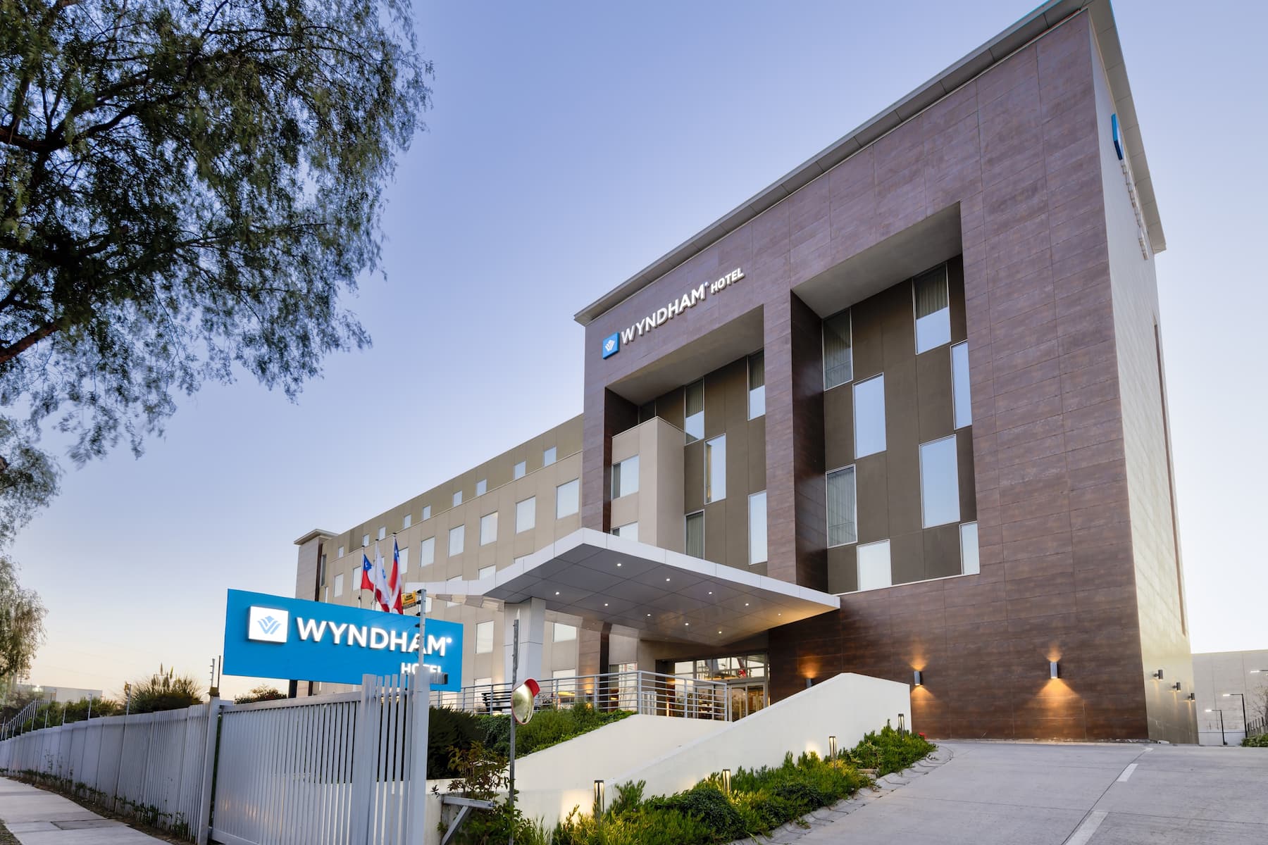 Exterior of Wyndham Santiago Aeropuerto hotel in Santiago, Other than US/Canada