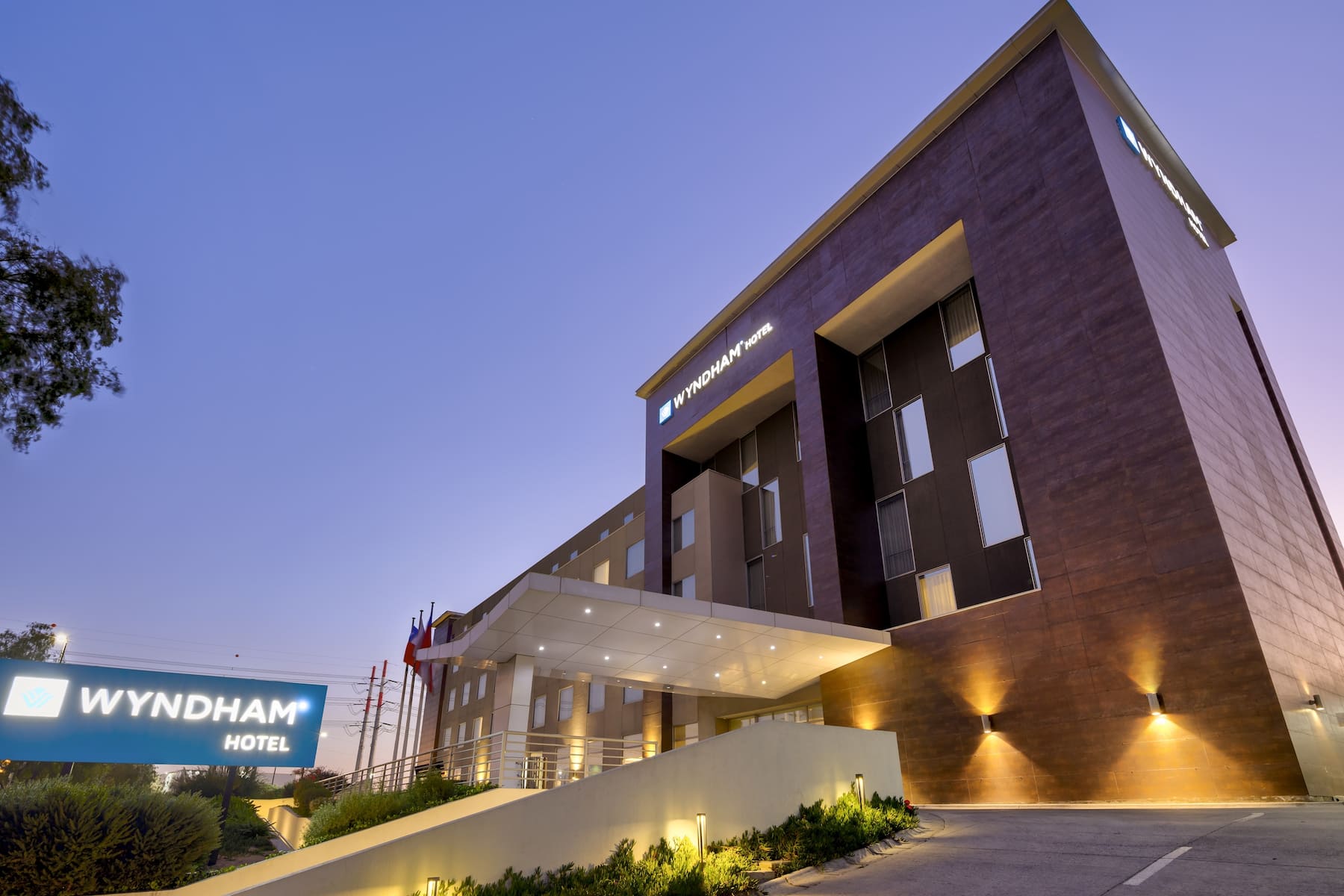 Exterior of Wyndham Santiago Aeropuerto hotel in Santiago, Other than US/Canada