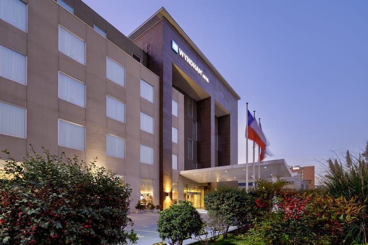 Exterior of Wyndham Santiago Aeropuerto hotel in Santiago, Other than US/Canada