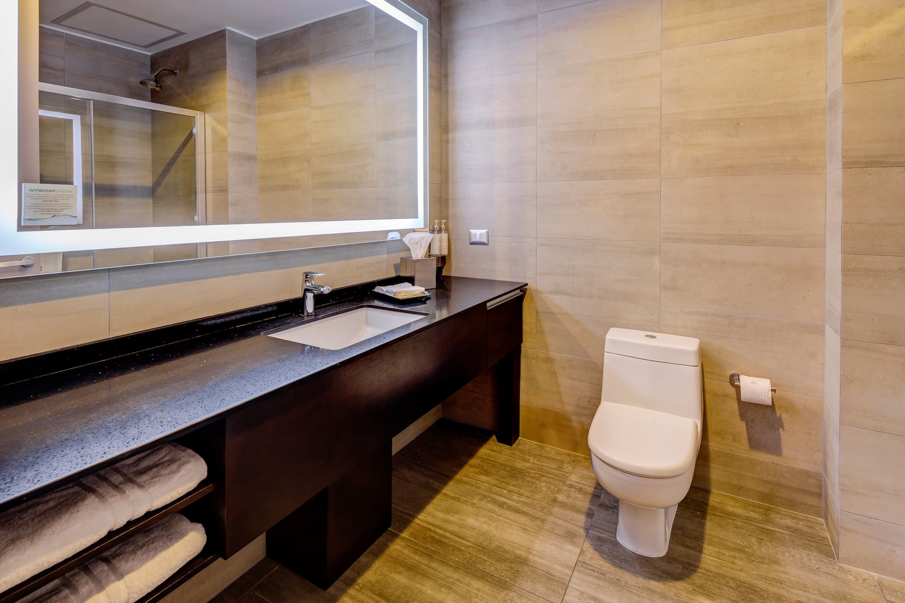 Guest room bath at the Wyndham Santiago Aeropuerto in Santiago, Other than US/Canada