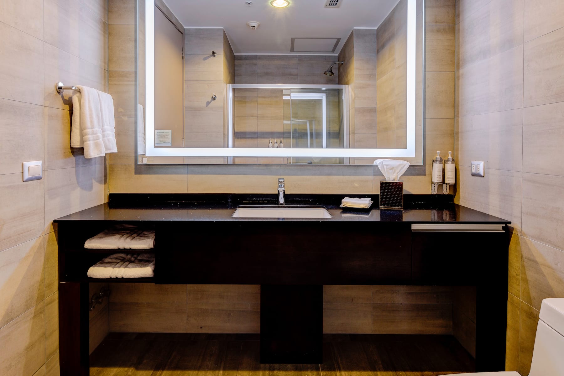 Guest room bath at the Wyndham Santiago Aeropuerto in Santiago, Other than US/Canada
