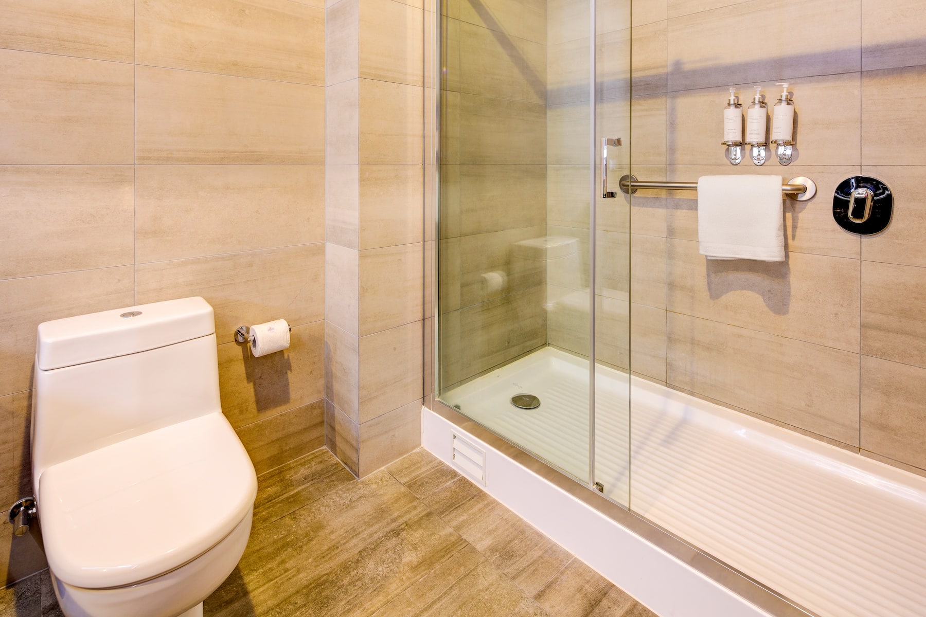 Guest room bath at the Wyndham Santiago Aeropuerto in Santiago, Other than US/Canada