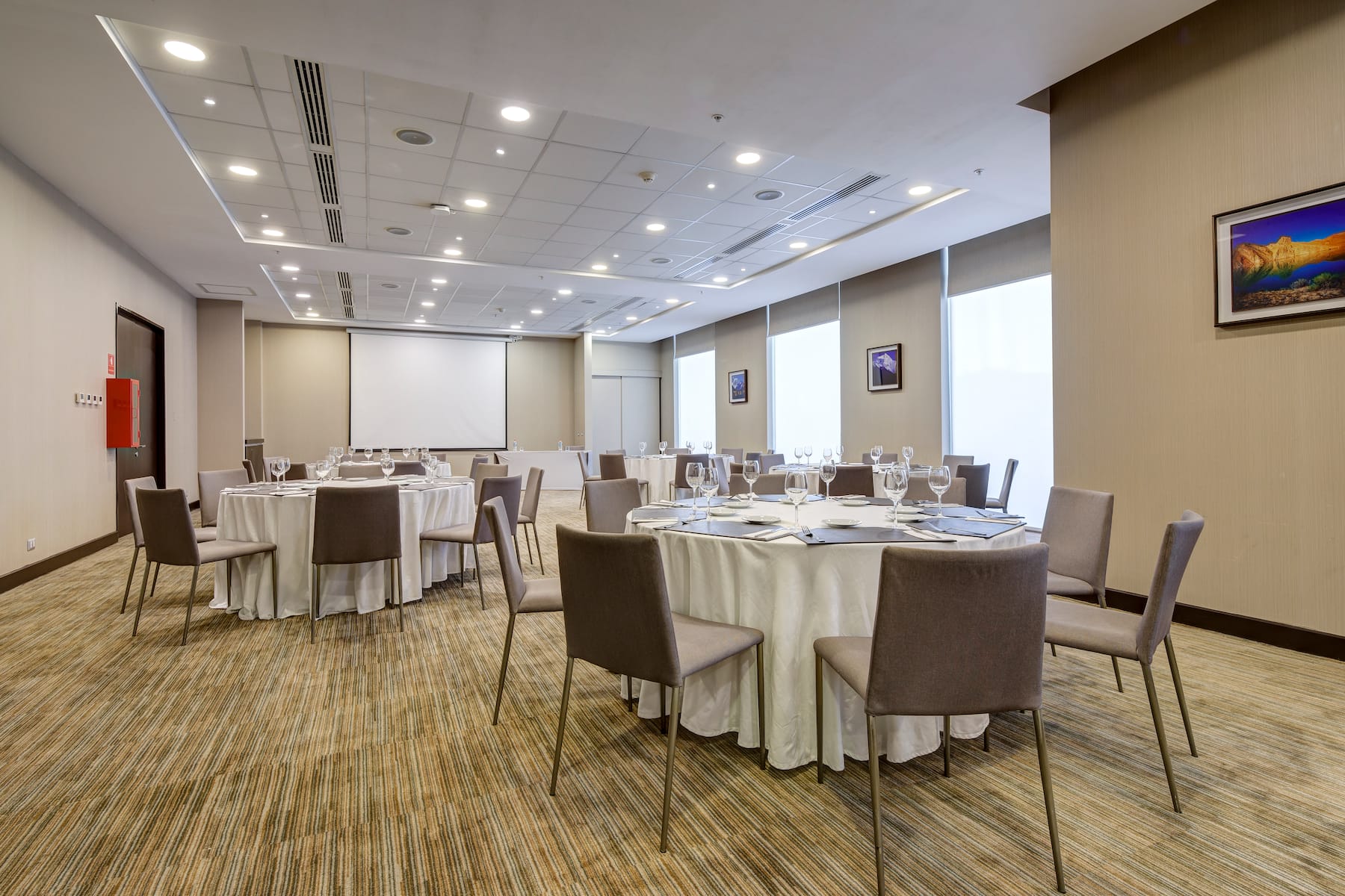 Meeting room banquet rounds at Wyndham Santiago Aeropuerto in Santiago, Other than US/Canada