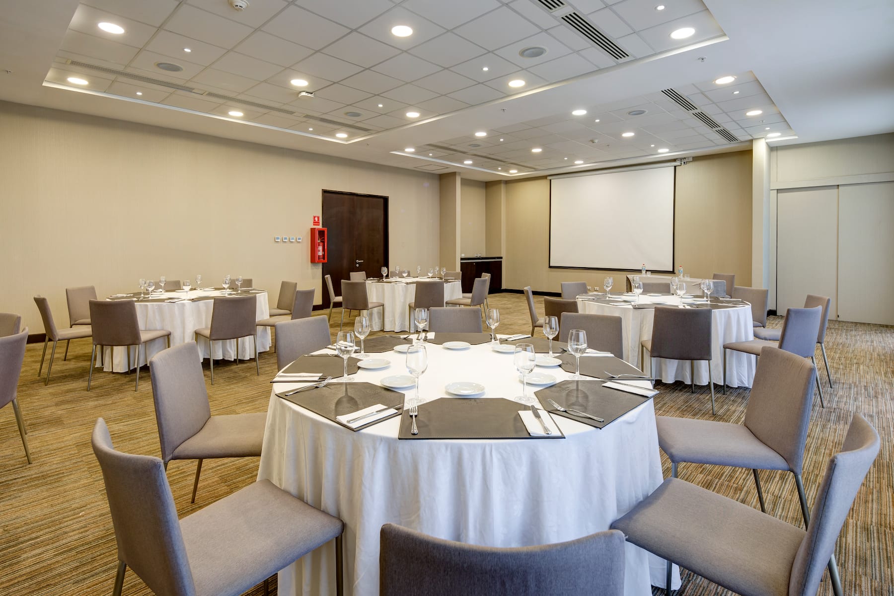Meeting room banquet rounds at Wyndham Santiago Aeropuerto in Santiago, Other than US/Canada